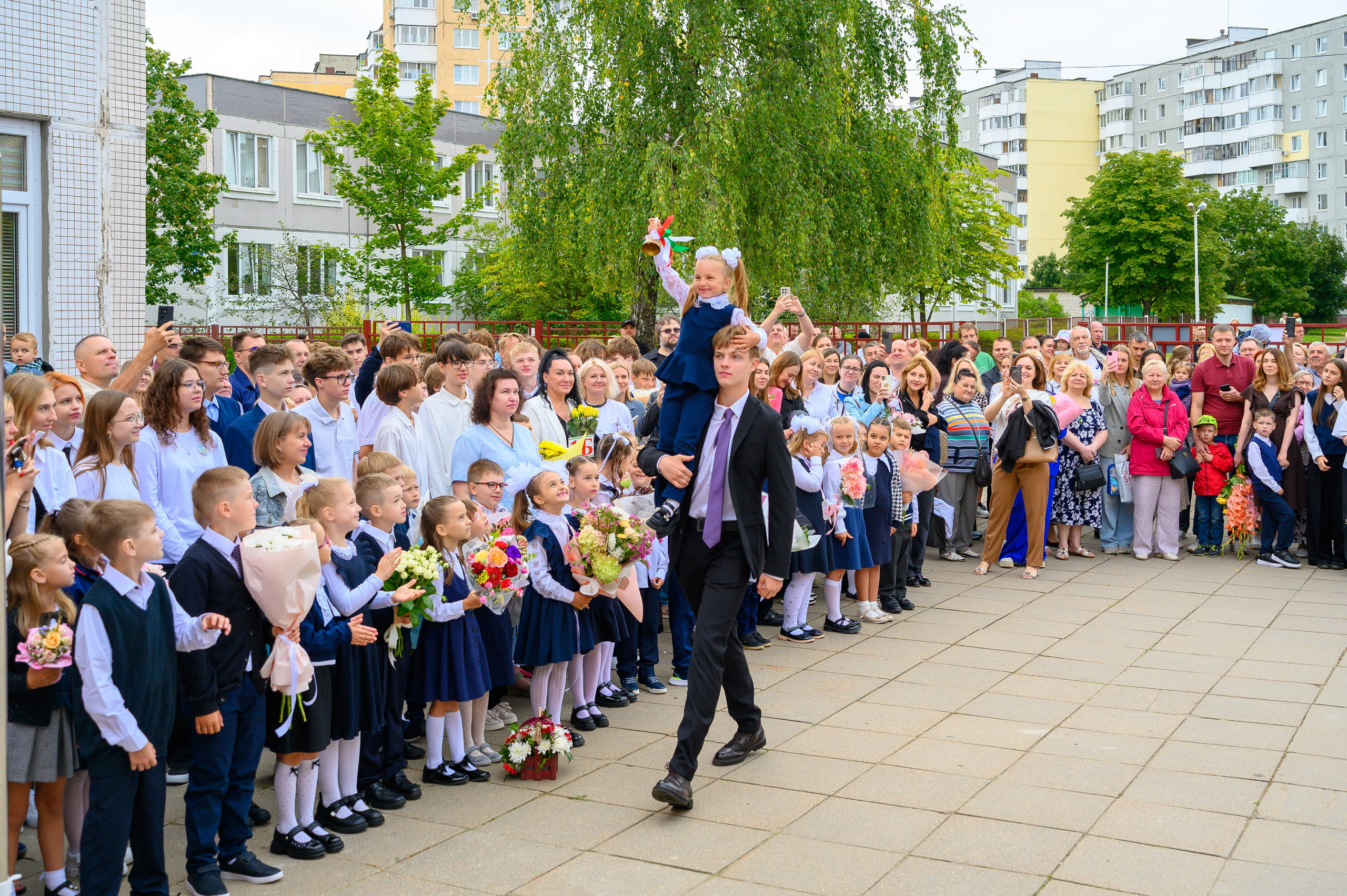 Вот звучит первый звонок, перед этим долгое приготовление к новому этапу в жизни, Яромир идет в школу. Фотоуслуги, услуги фотографа, фотографирование важных событий
