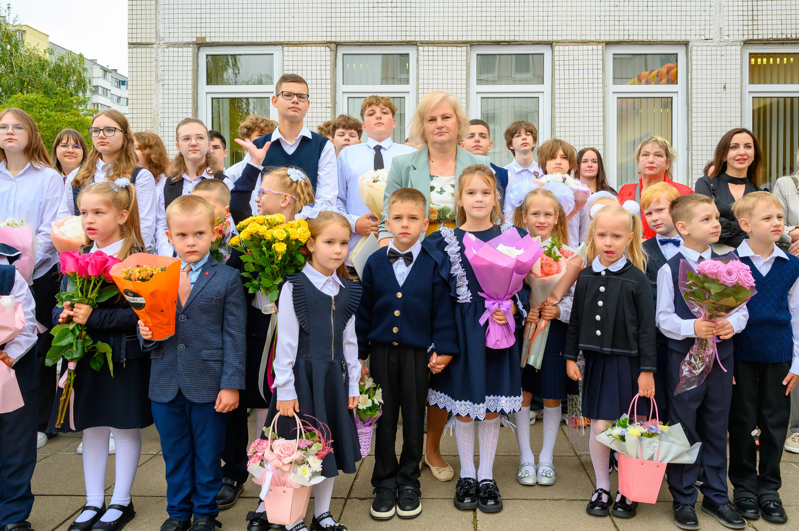 Вот звучит первый звонок, перед этим долгое приготовление к новому этапу в жизни, Яромир идет в школу. Фотоуслуги, услуги фотографа, фотографирование важных событий