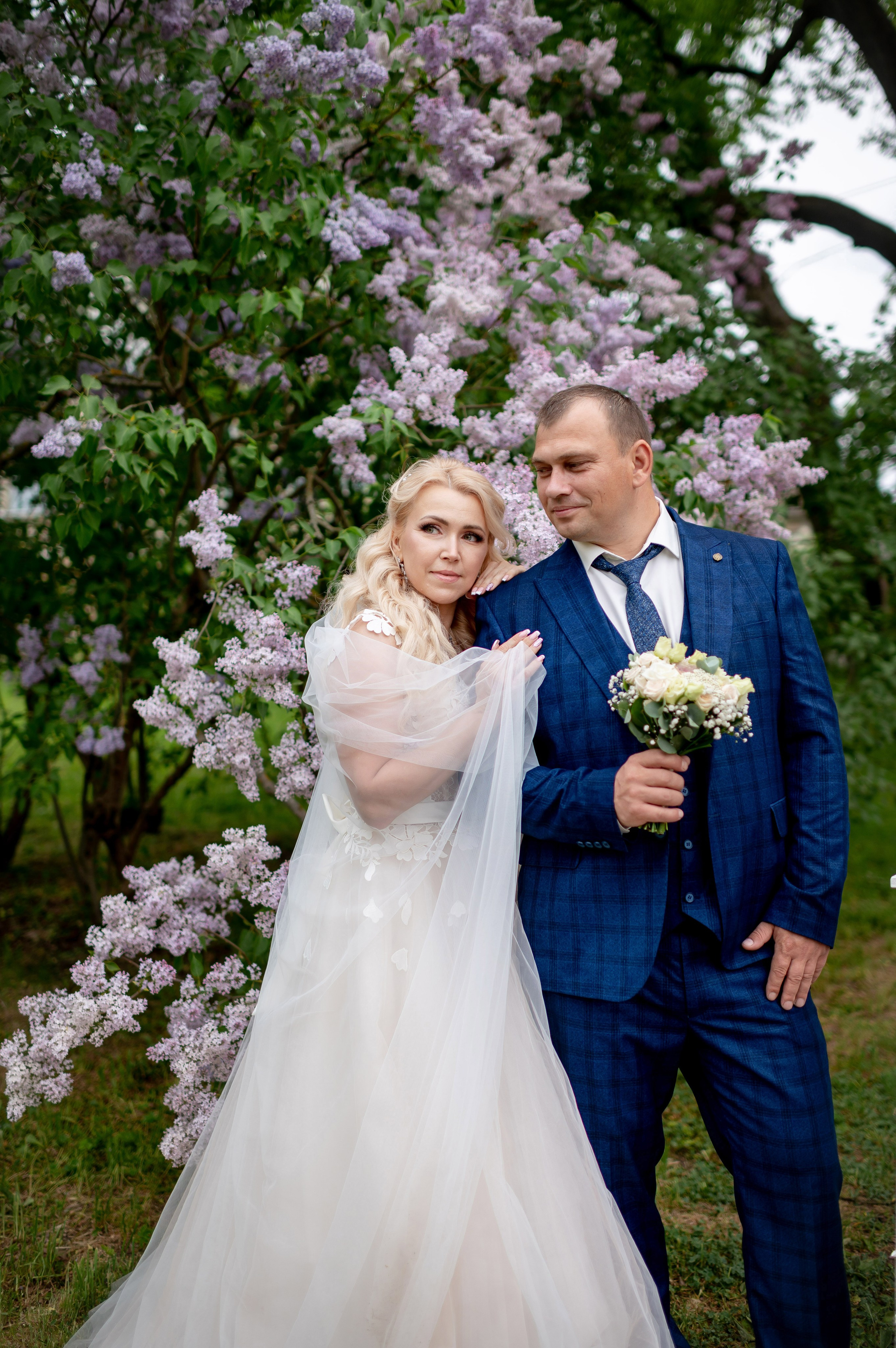 Евгения (фотосессия с малиновым chevrolet camaro, в сирени в Пушкине в Екатерининском парке). Портретный, семейный и свадебный фотограф в Санкт-Петербурге и в Пушкине Ширяев Денис