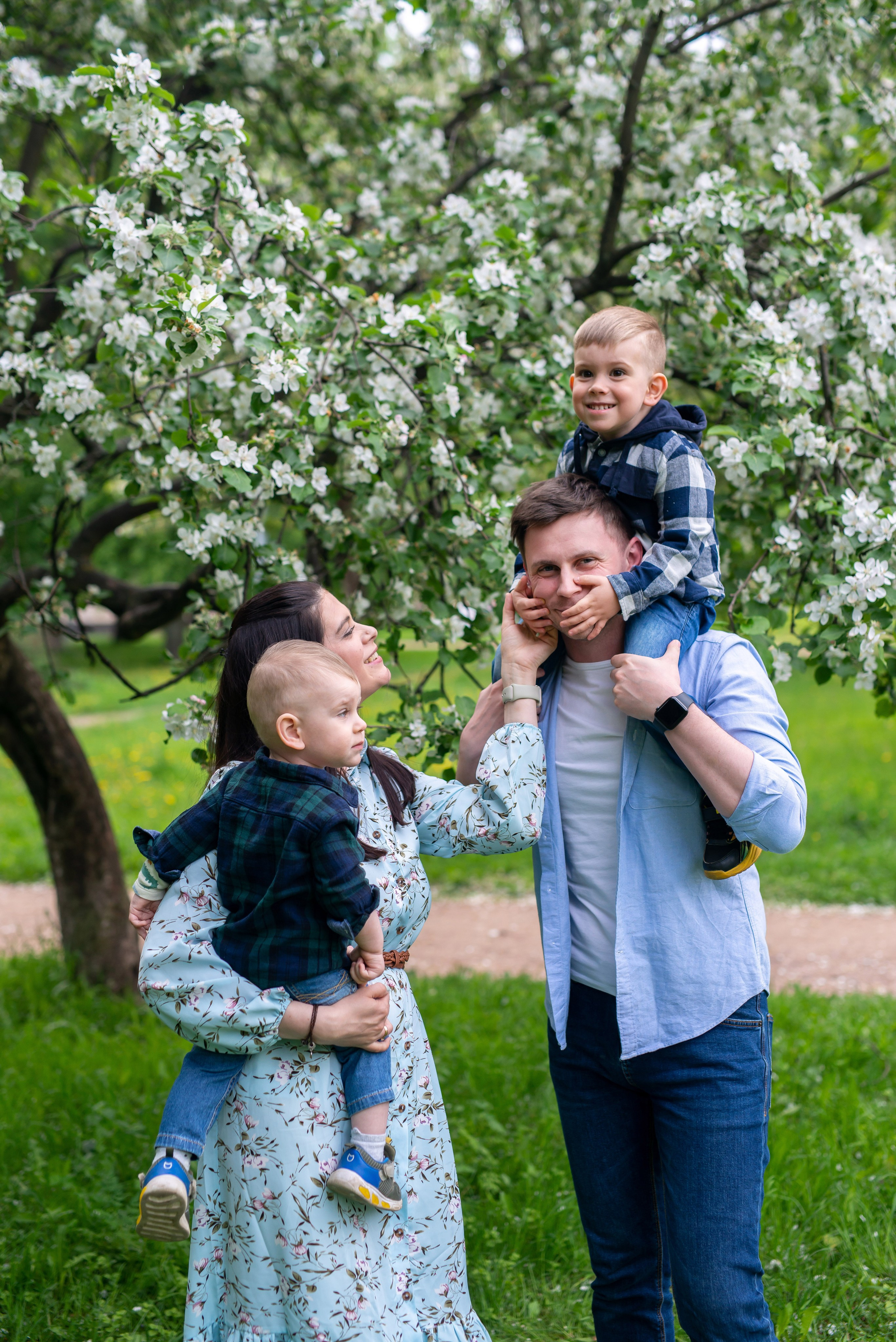 Наташа и Дима (фотосессия в цветущих садах). Портретный, семейный и свадебный фотограф в Санкт-Петербурге и в Пушкине Ширяев Денис