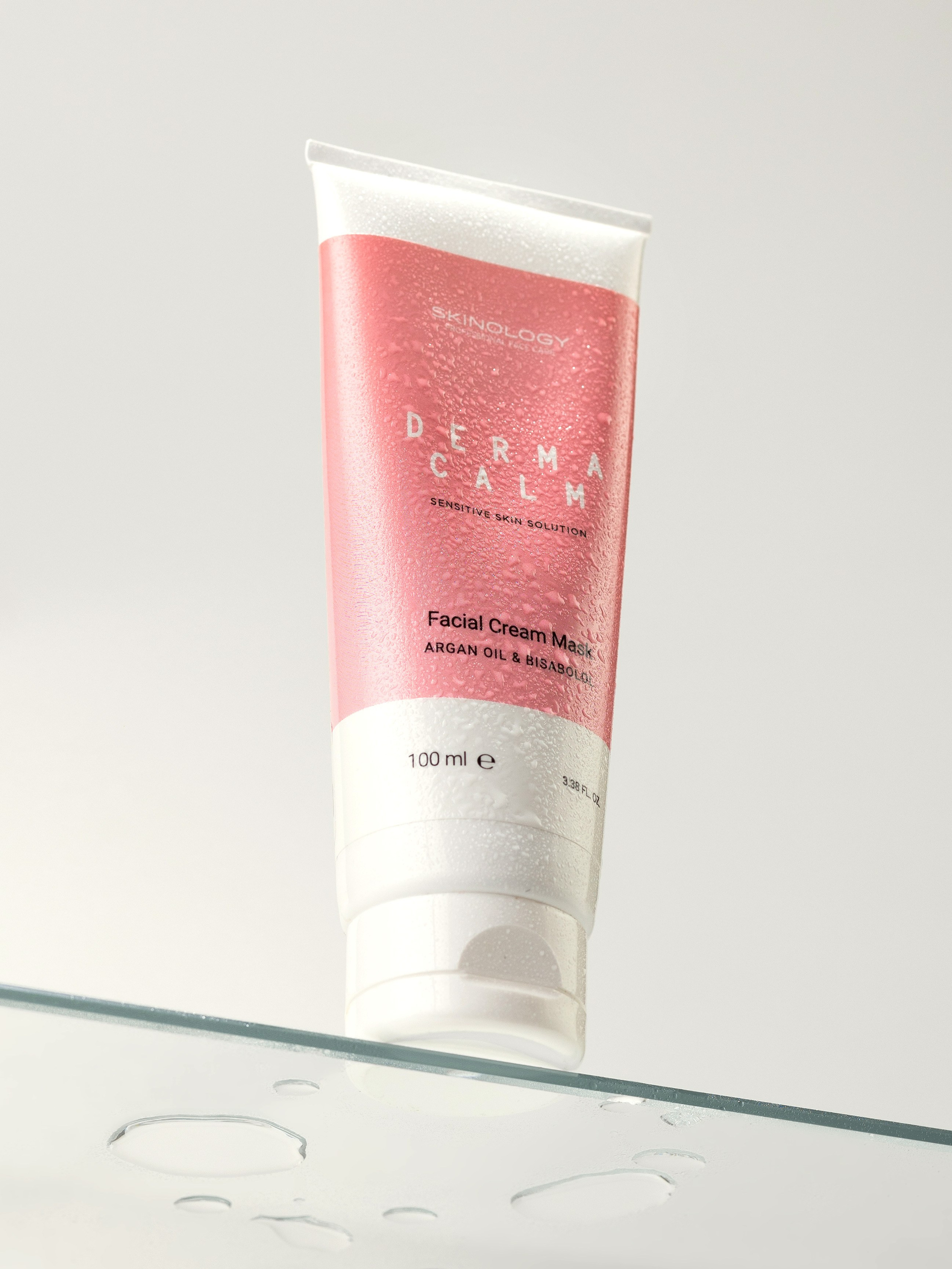 маска для лица на стеклянной полочке в ванной