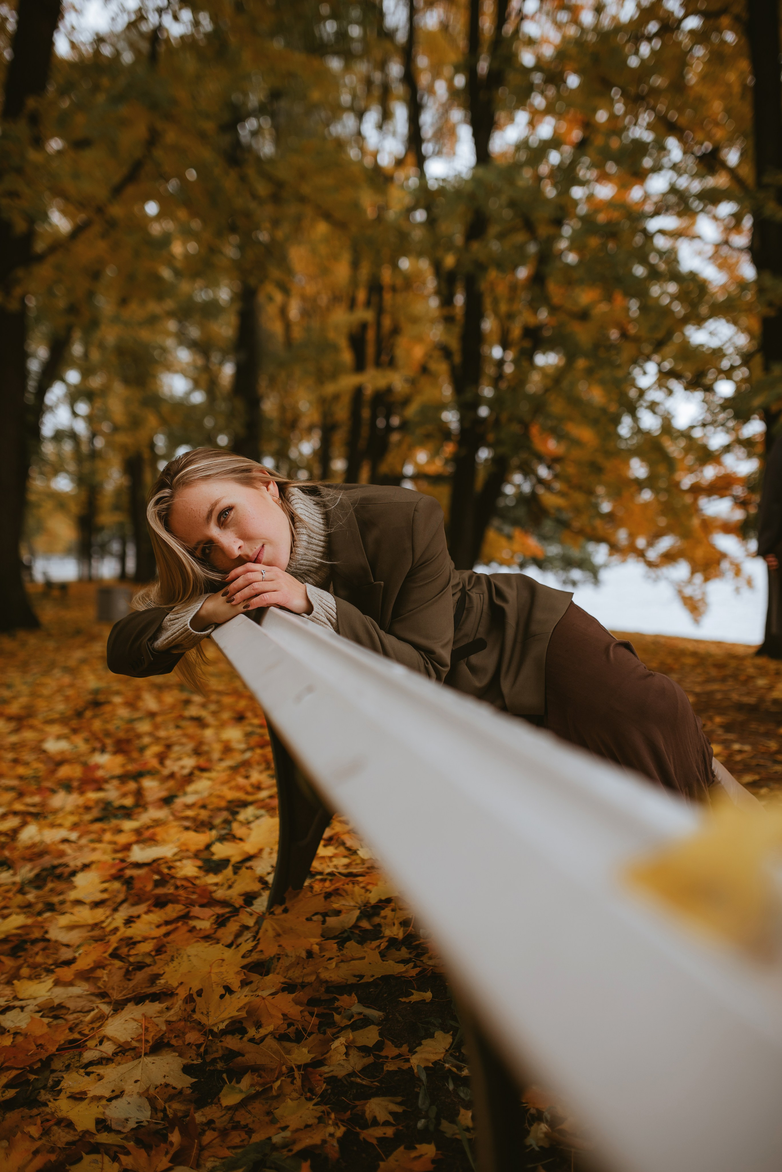 Фотосессия девушки в осеннем парке Санкт-Петербурга