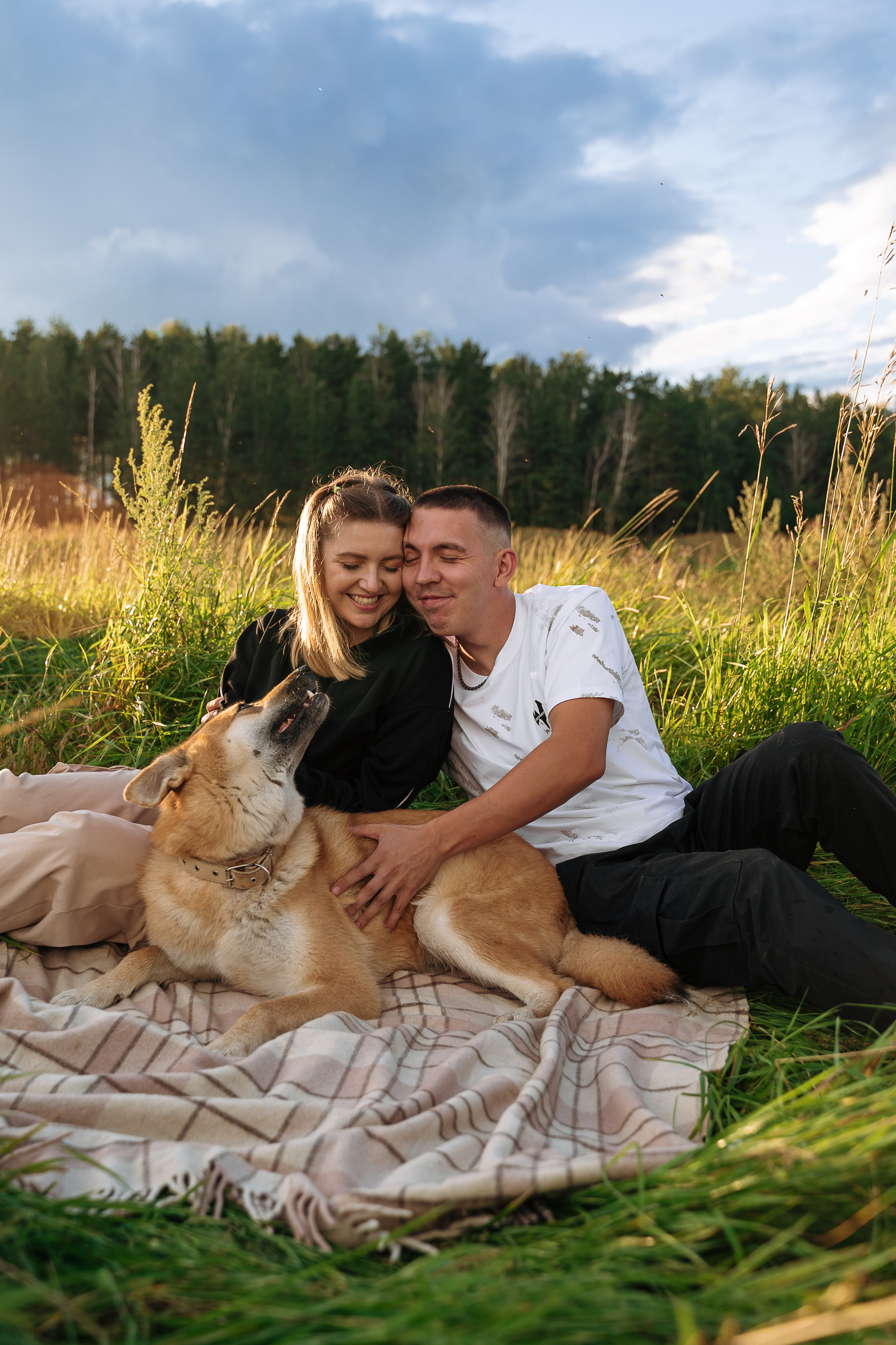 Фотосессия о любви с пушистым другом собакой, семейная история