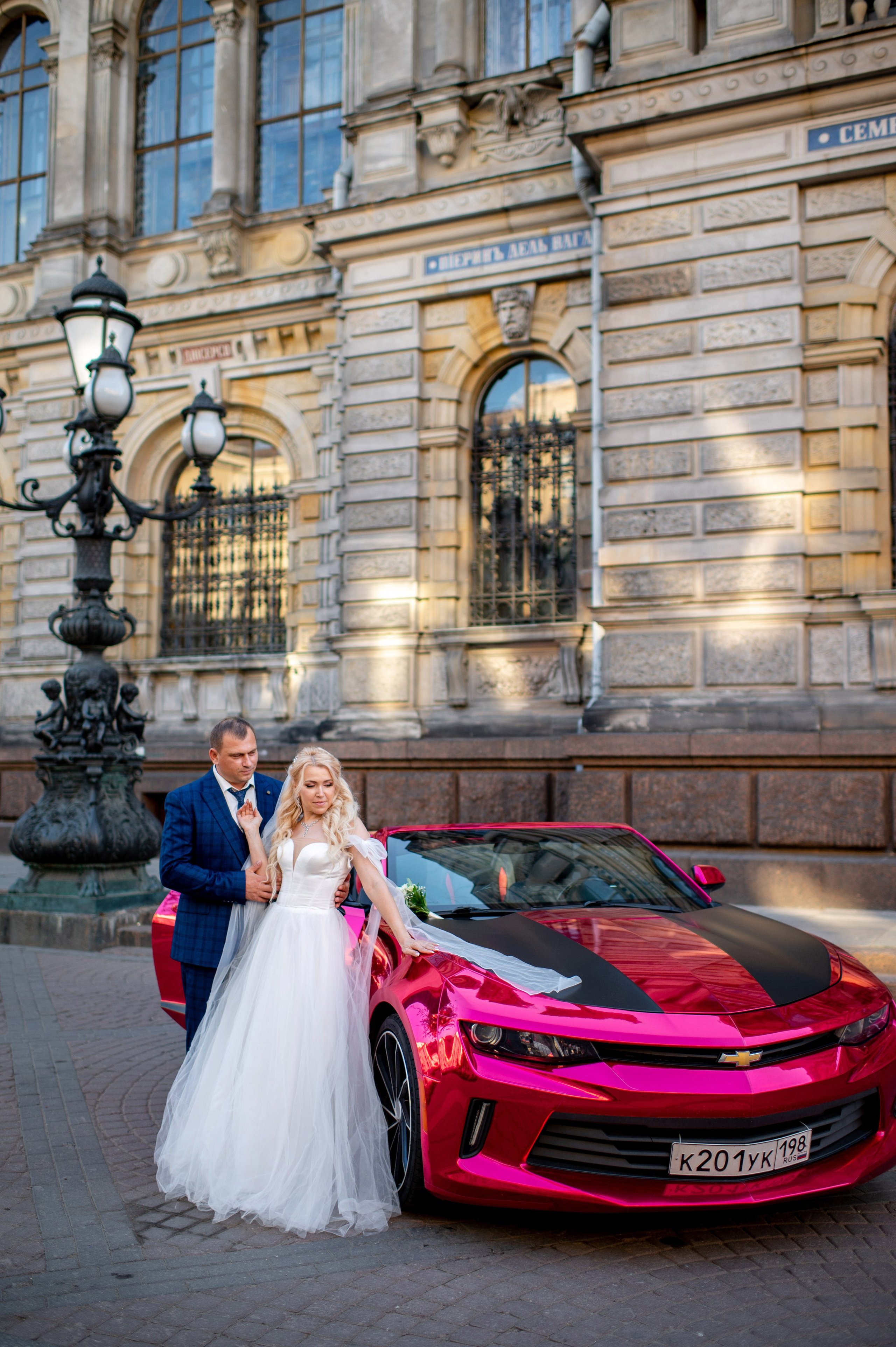 Евгения (фотосессия с малиновым chevrolet camaro, в сирени в Пушкине в Екатерининском парке). Портретный, семейный и свадебный фотограф в Санкт-Петербурге и в Пушкине Ширяев Денис