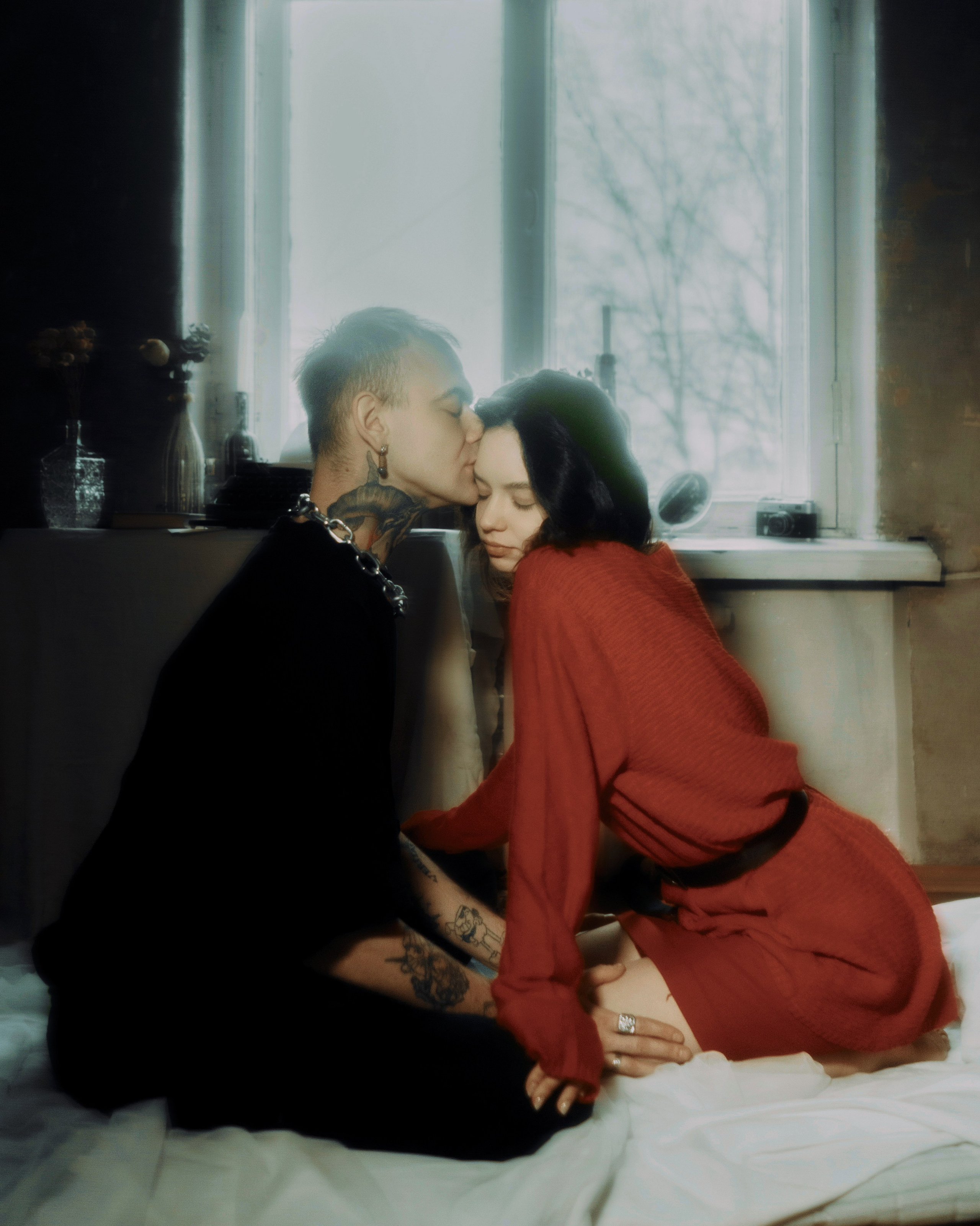 Лав стори фотосессия в Петербурге — поцелуй у окна, красное платье, винтажная комната, авторское кино, фотограф СПб