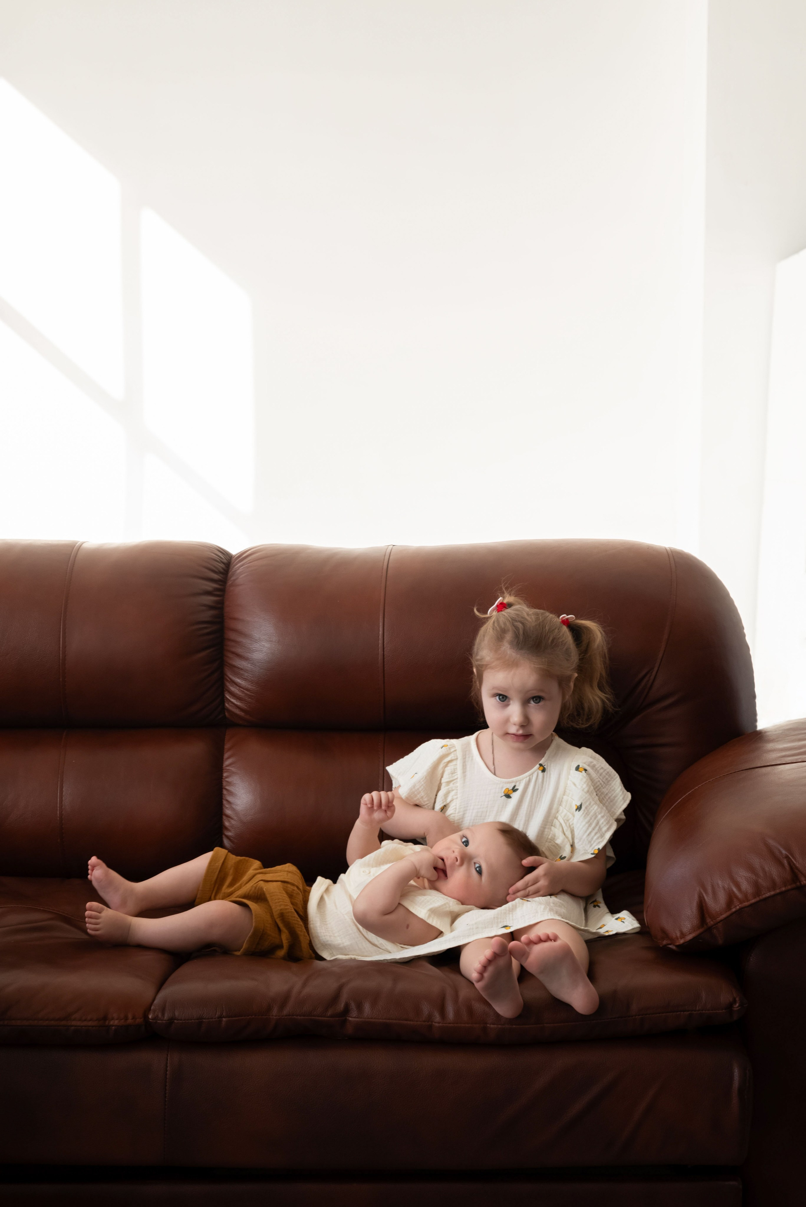 Сергеевы семейная студийная фотосессия. Профессиональный фотограф в Твери Иванова Юлия