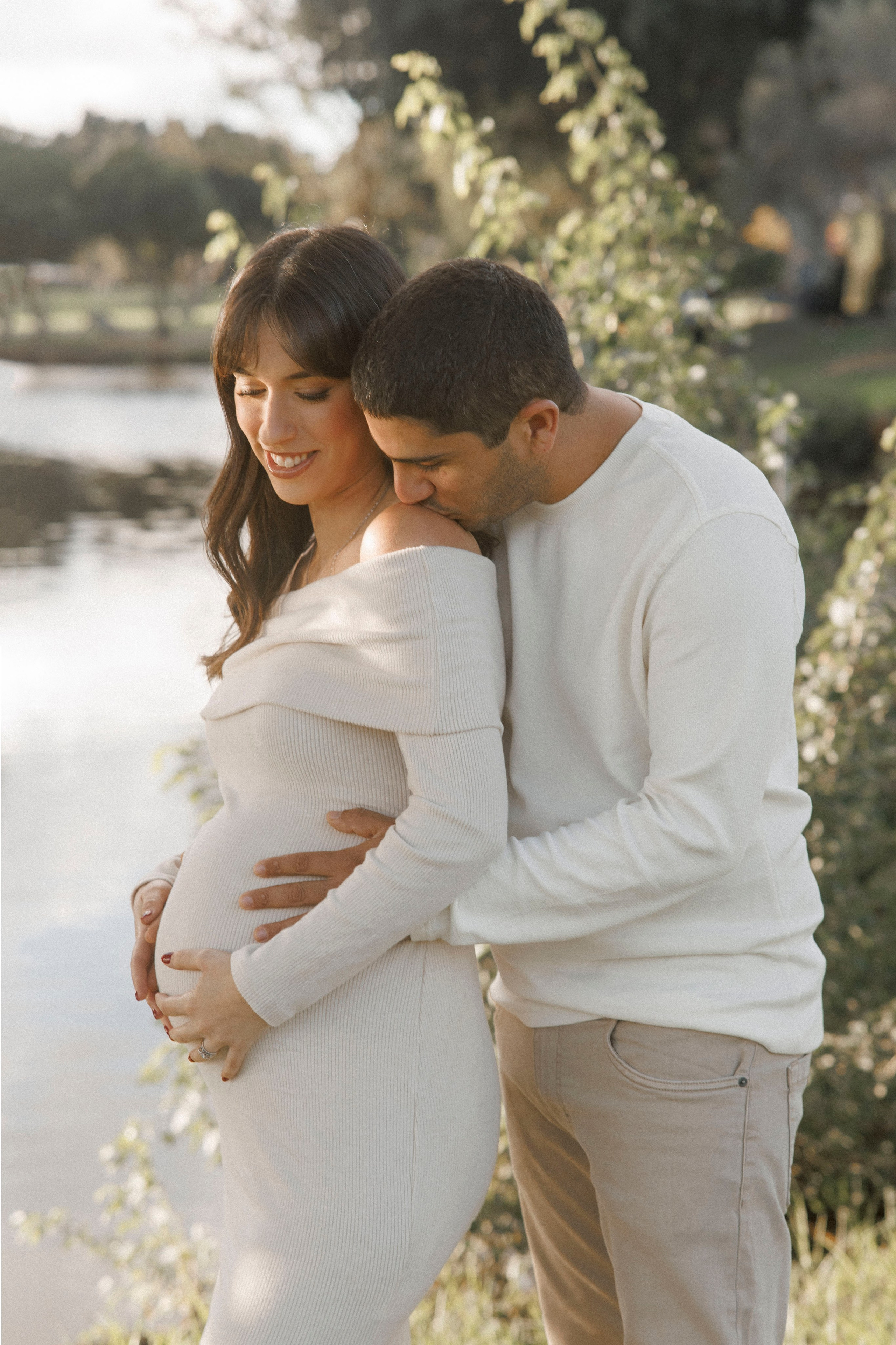Pregnancy photoshoot inside the park. Главная