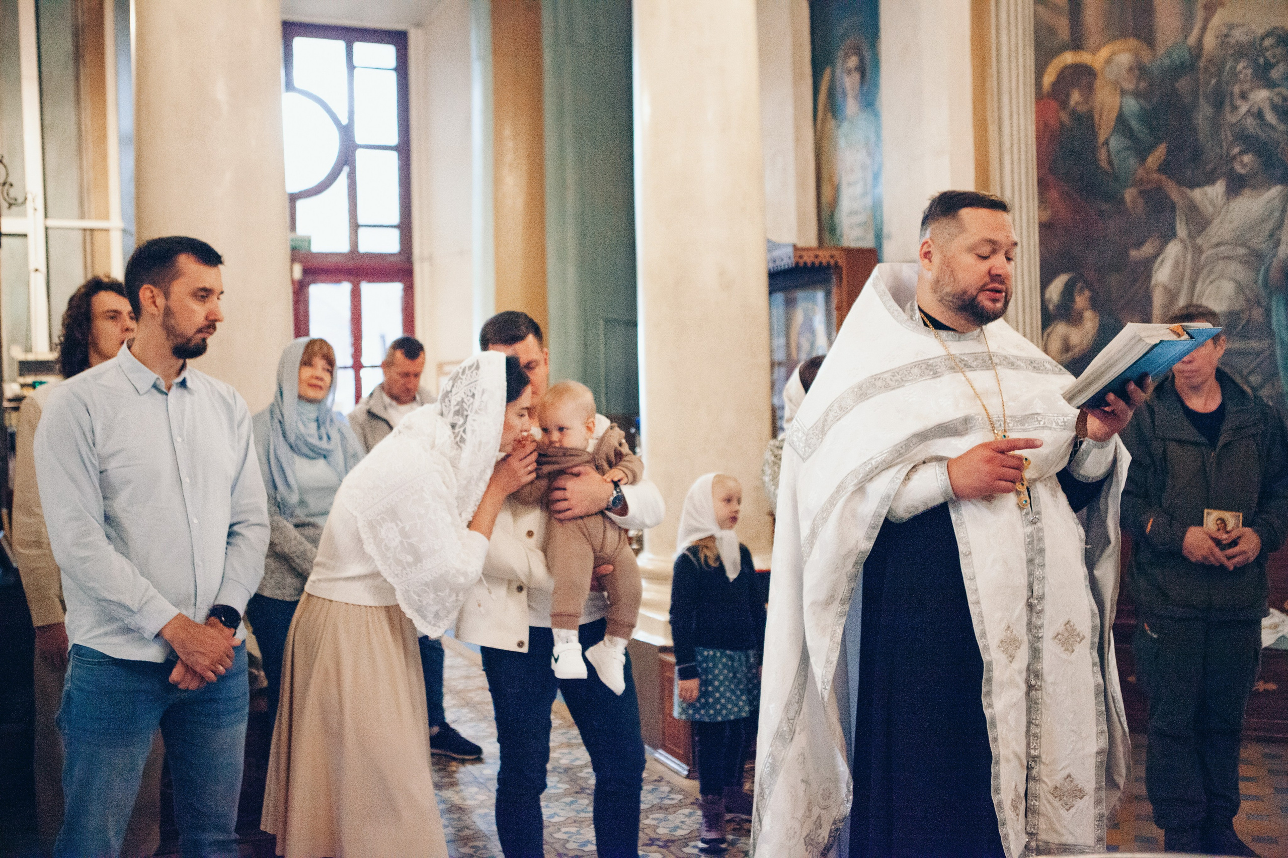 Крещение ребенка в церкви. Фотограф Ольга Ефремова