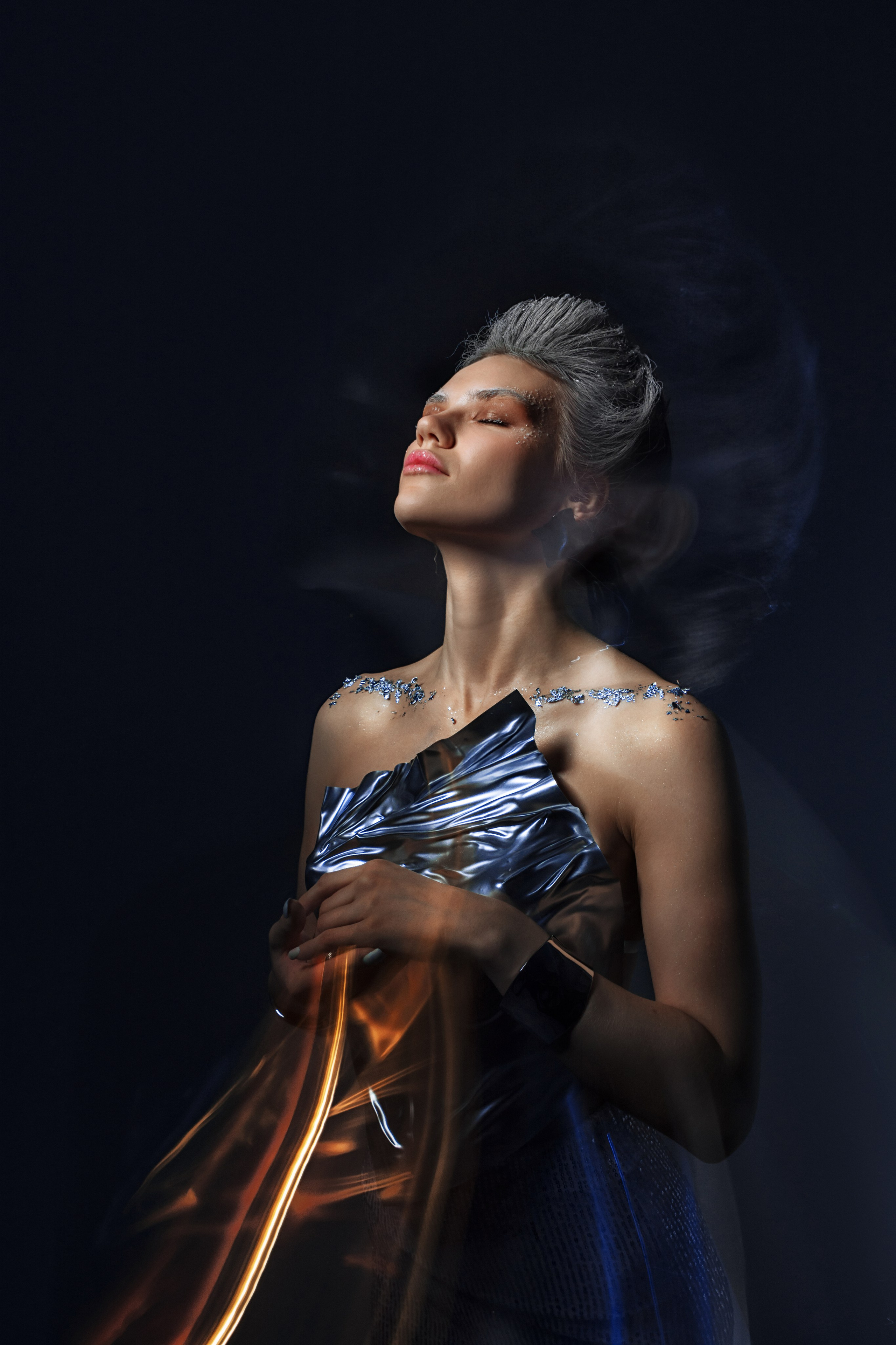 Красота силуэта, запечатленная в синтезе холодного и теплого света.