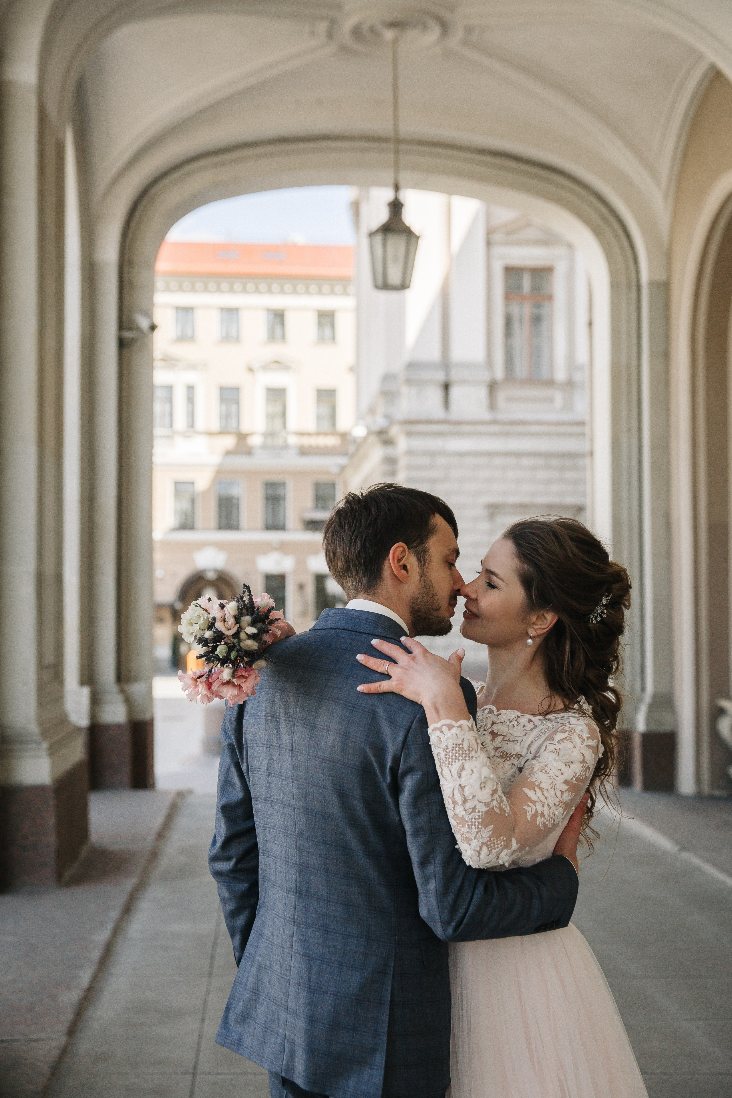 МАЙ | Дворец № 1, Атланты, Эрмитажный дворик. Свадебный фотограф в Санкт-Петербурге Полина Корзухина