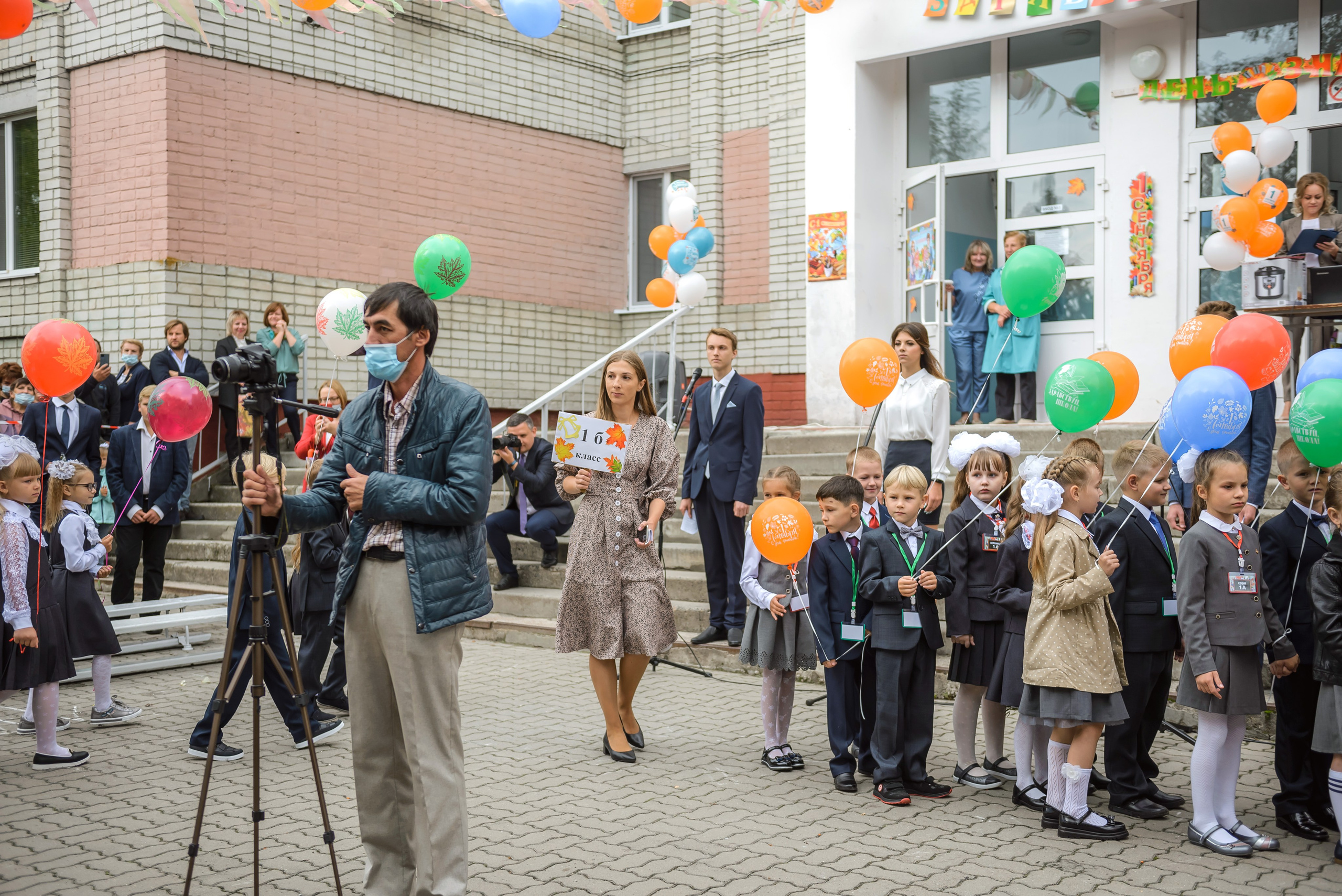 Линейка 11-е классы 2023. Фотограф Галина Лисанова, г. Брянск