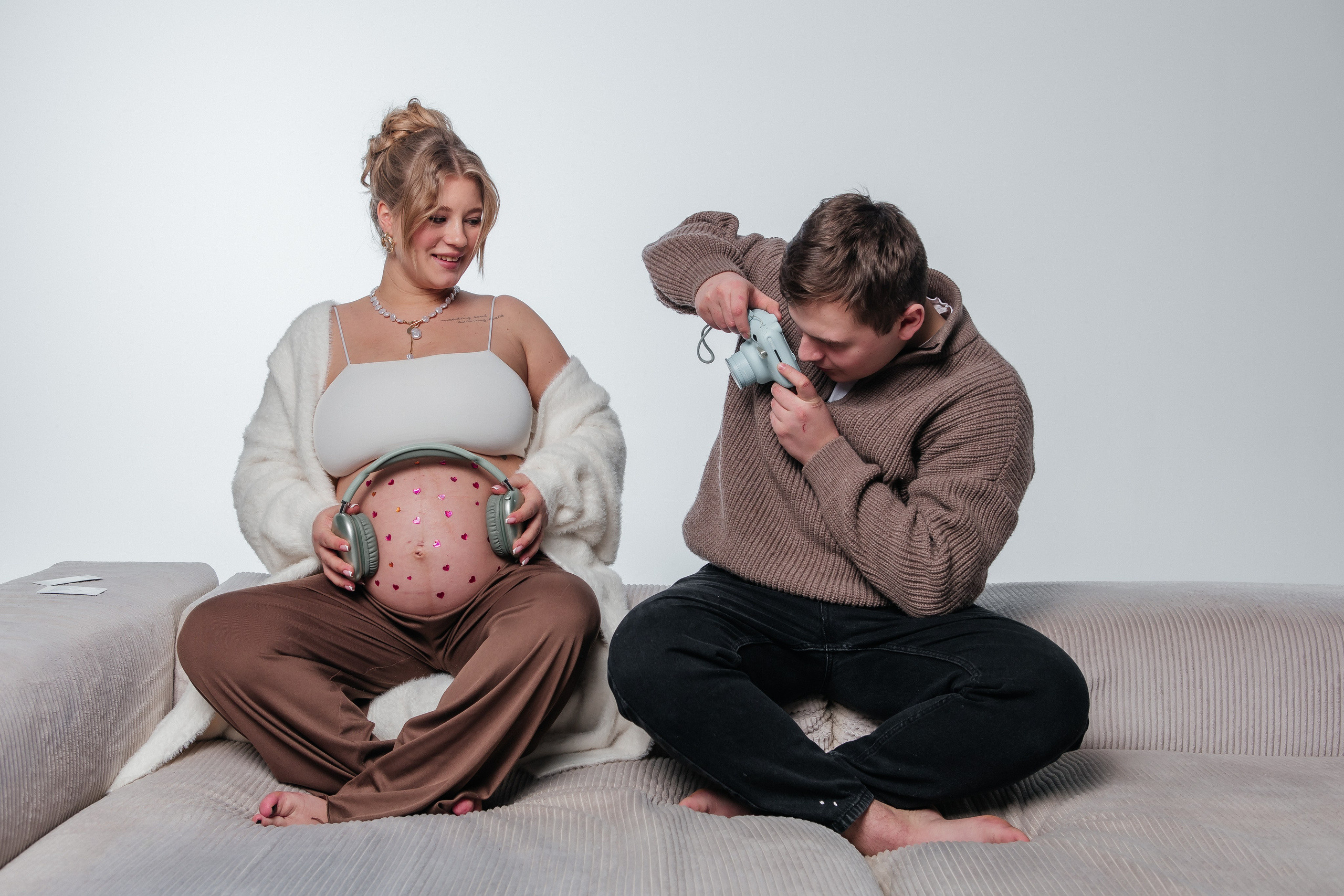 парная фотосессия во время беременности, поддержка будущего отца, чувства пары перед рождением ребёнка