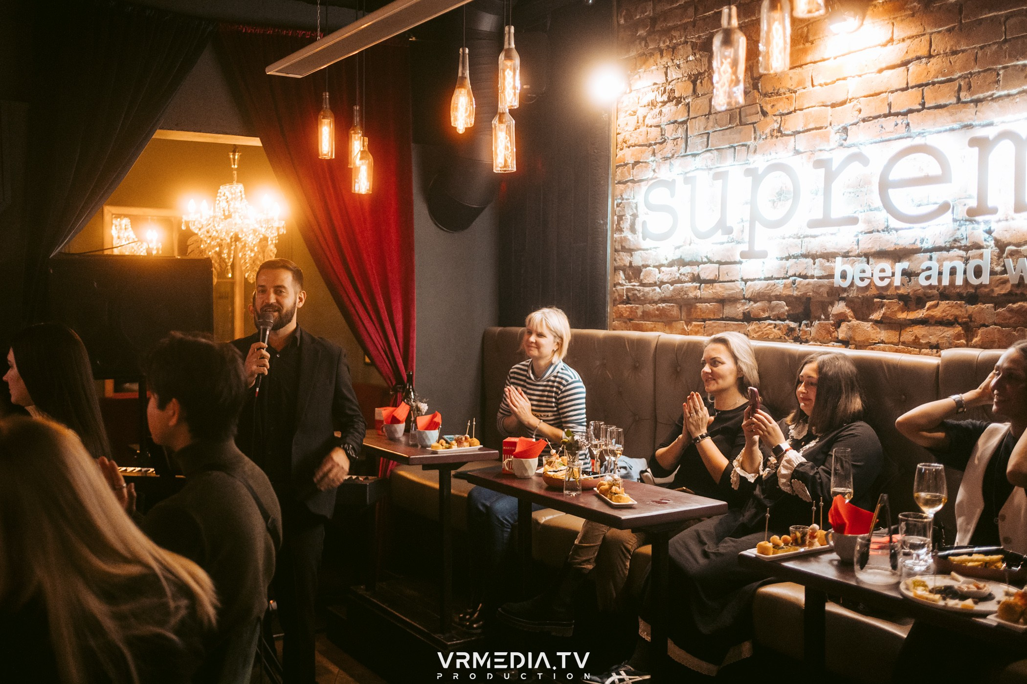 Вино и Стихи в баре «Supreme»