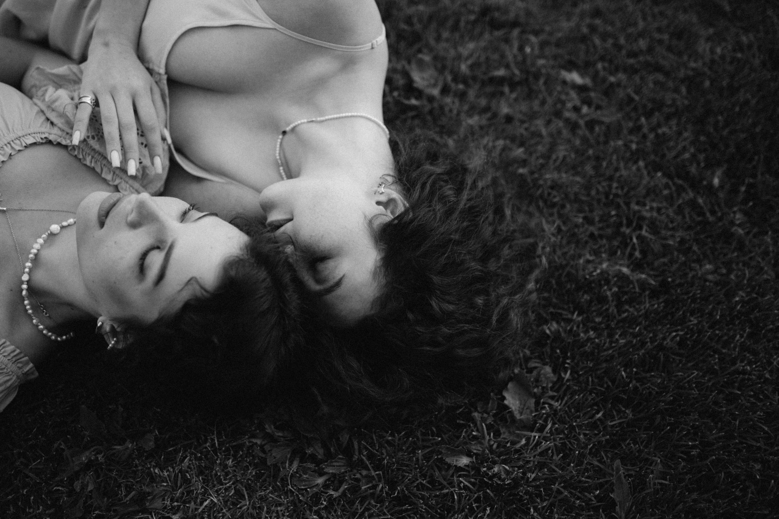 Подружка шепчет на ухо