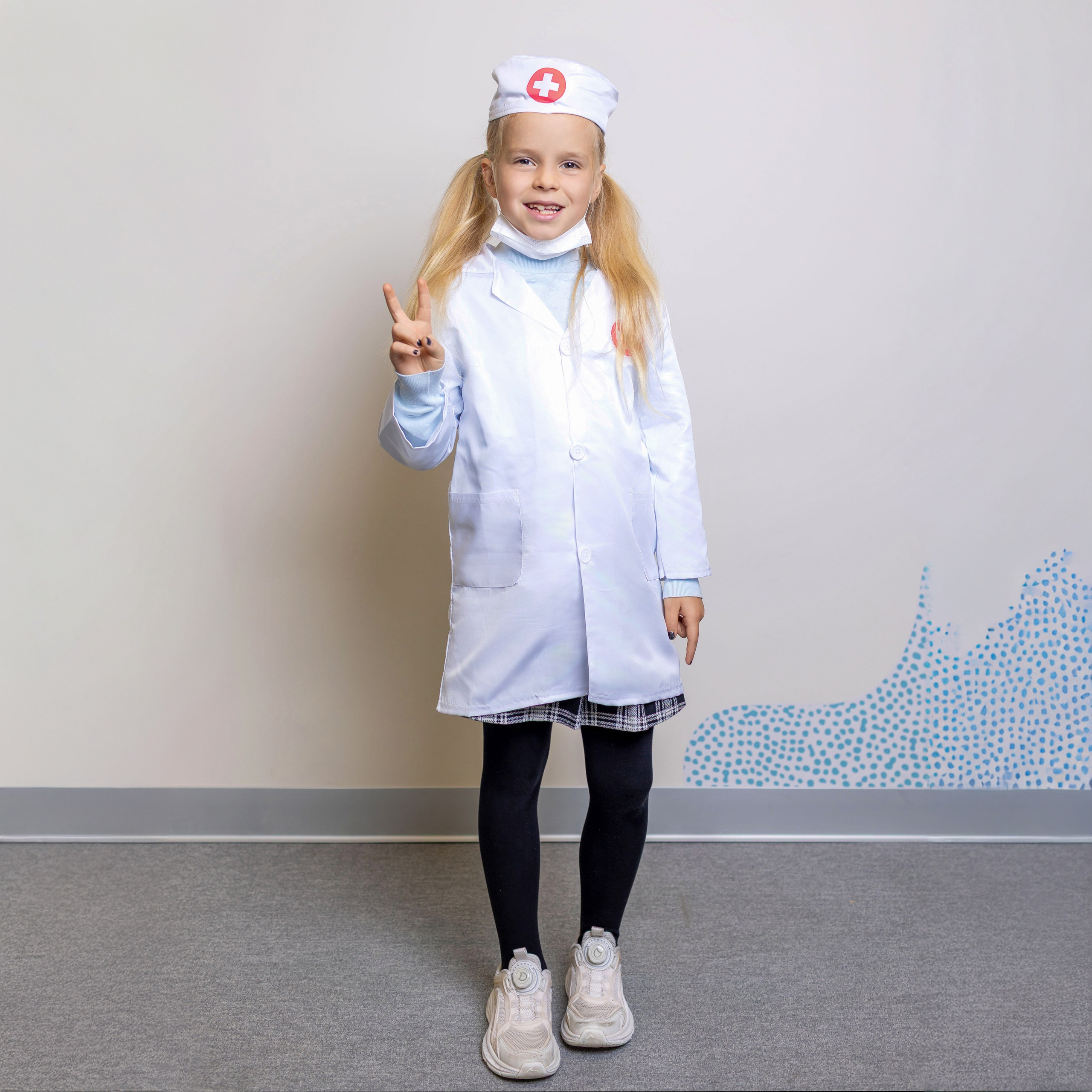 Девочка в костюме медсестры, школьная фотосессия