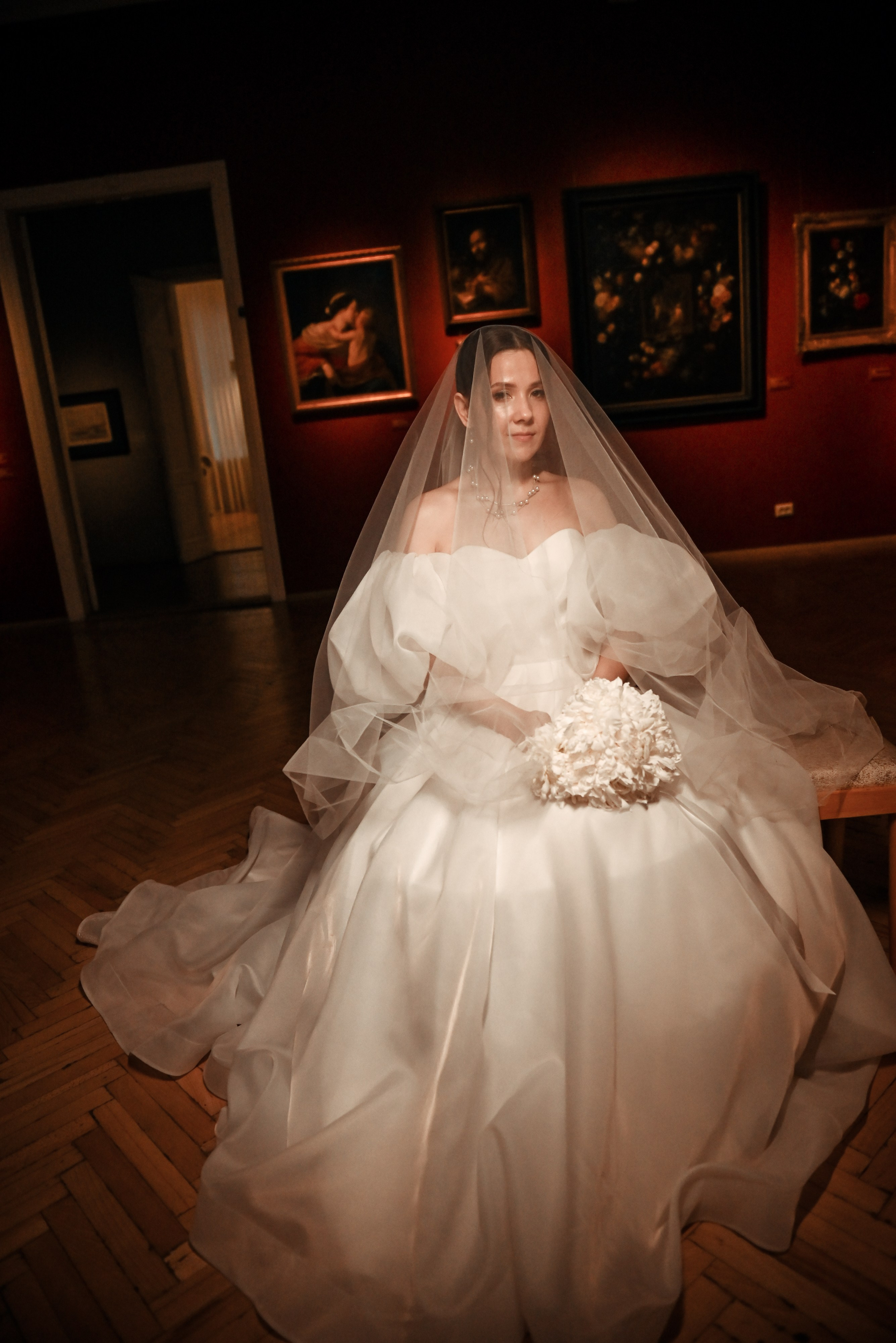 Небольшая свадебная серия в музее и прогулкой под дождем Эльмиры и Ризата. Свадебный, семейный, детский, контент фотограф в Омске Максим Ильин