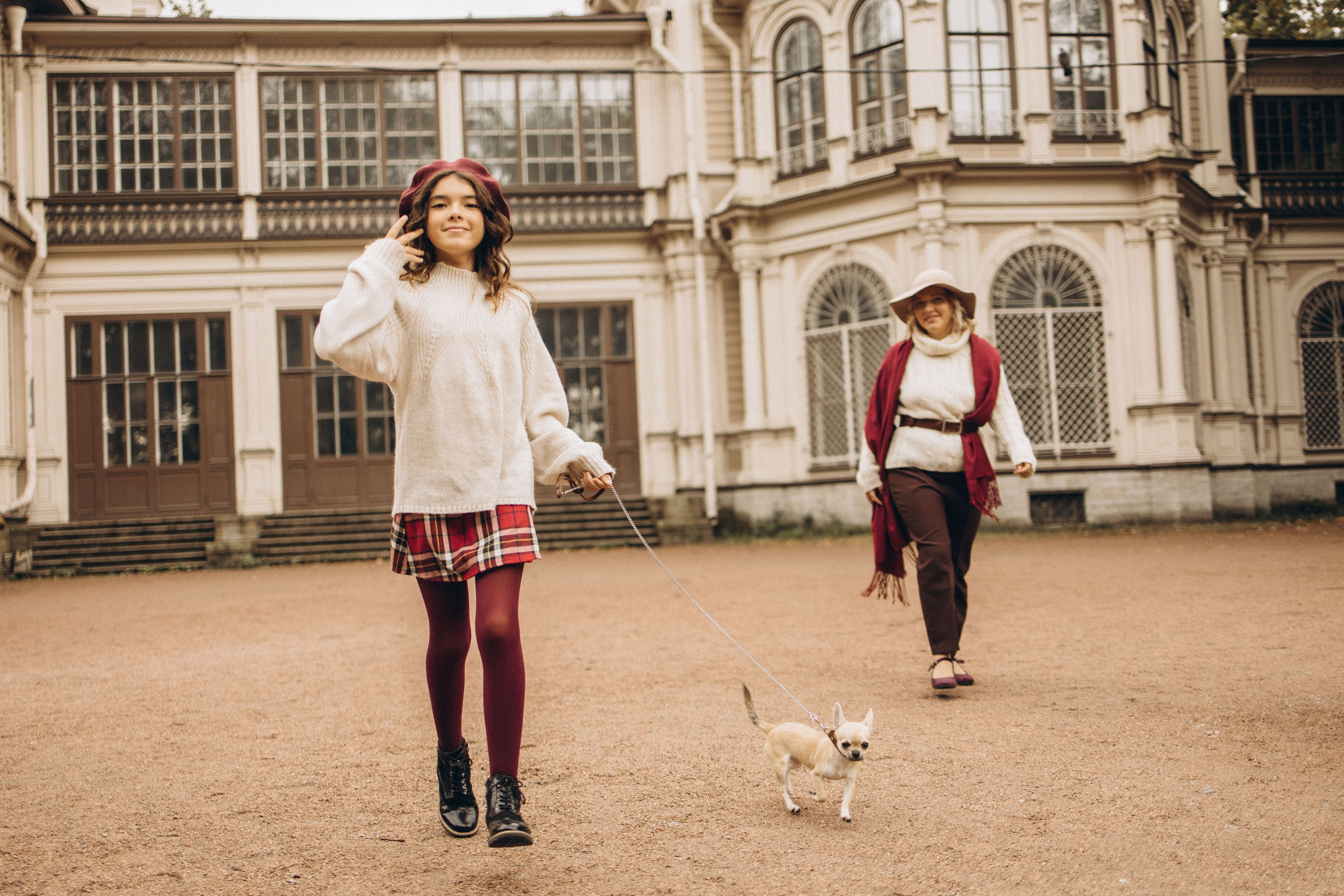 Екатерина, Софи и их маленькая собачка на прогулке. Осенняя фотосессия в Лопухинском саду. Семейный и детский фотограф в Санкт-Петербурге Павлова Елена