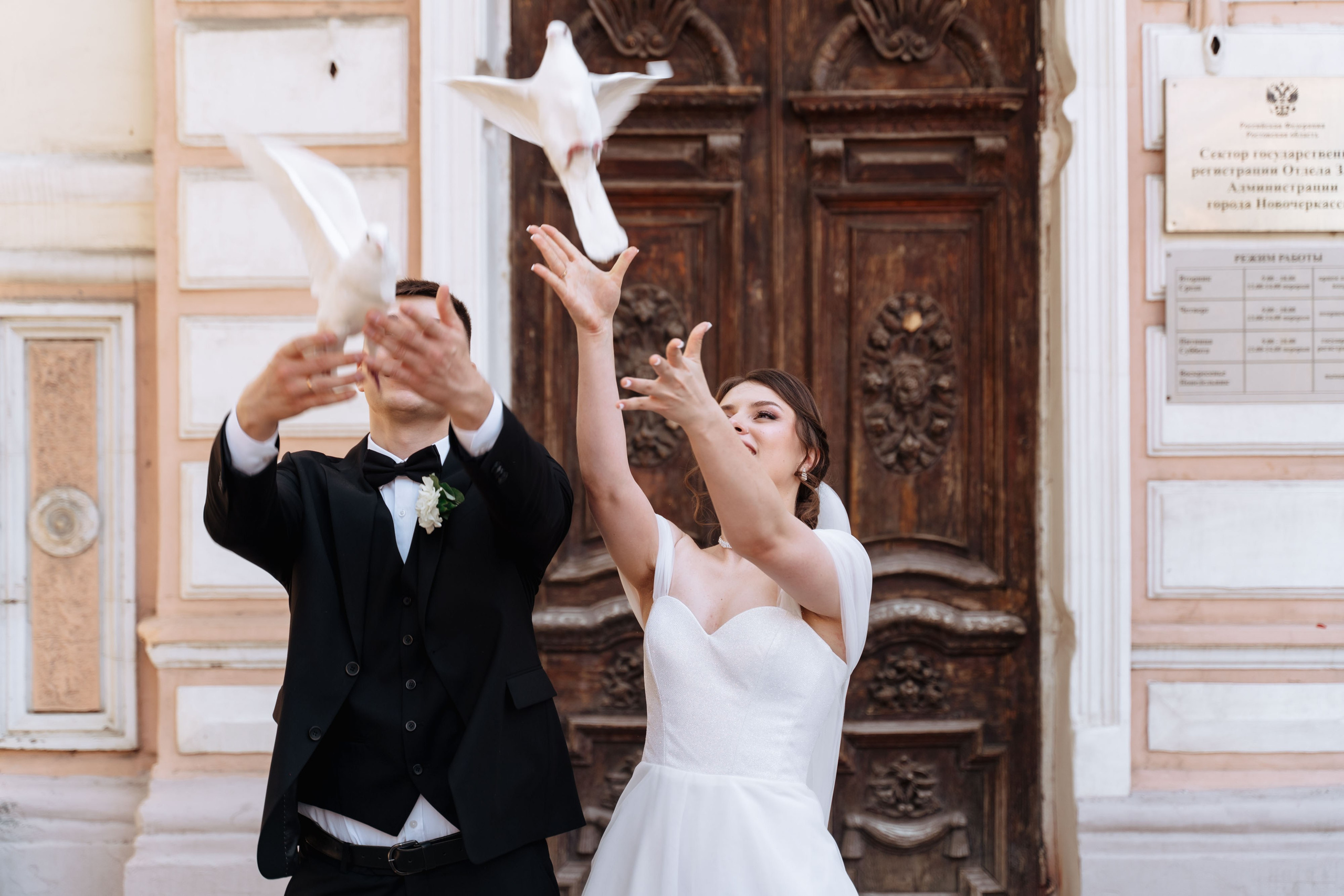 фотосессия жениха и невесты возле ЗАГСа города Новочеркасск, жених и невеста выпускают голубей