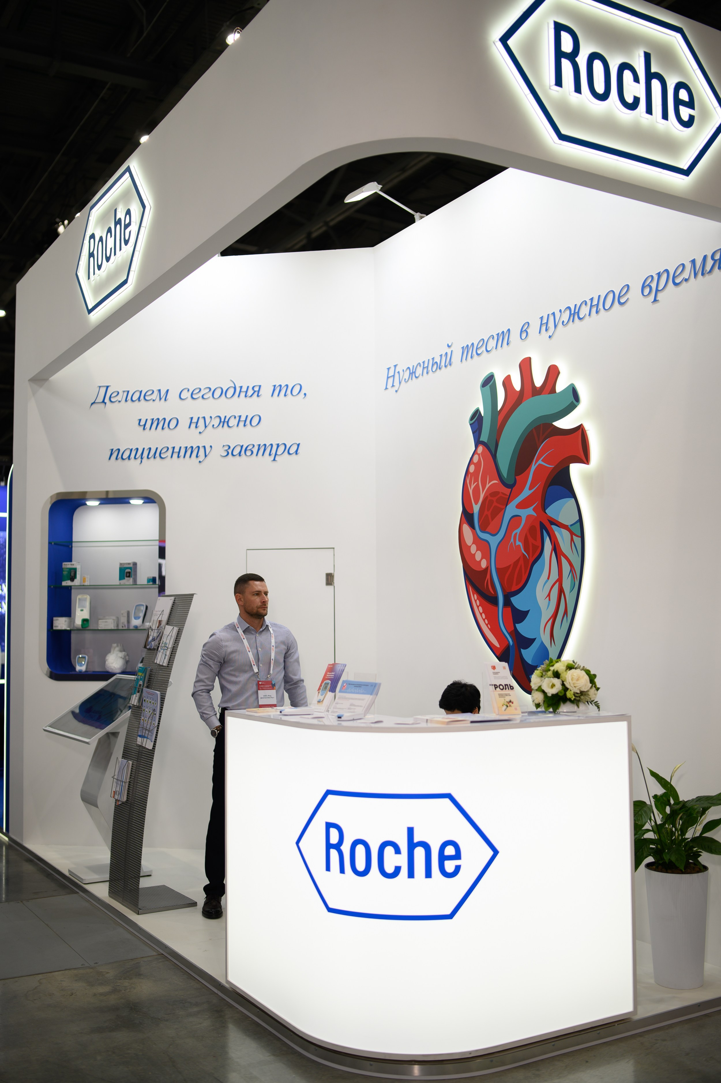 Участницы национального конгресса кардиологов у стенда компании в Казань Экспо, профессиональная репортажная фотосъемка, фотограф Алексей Клейменов