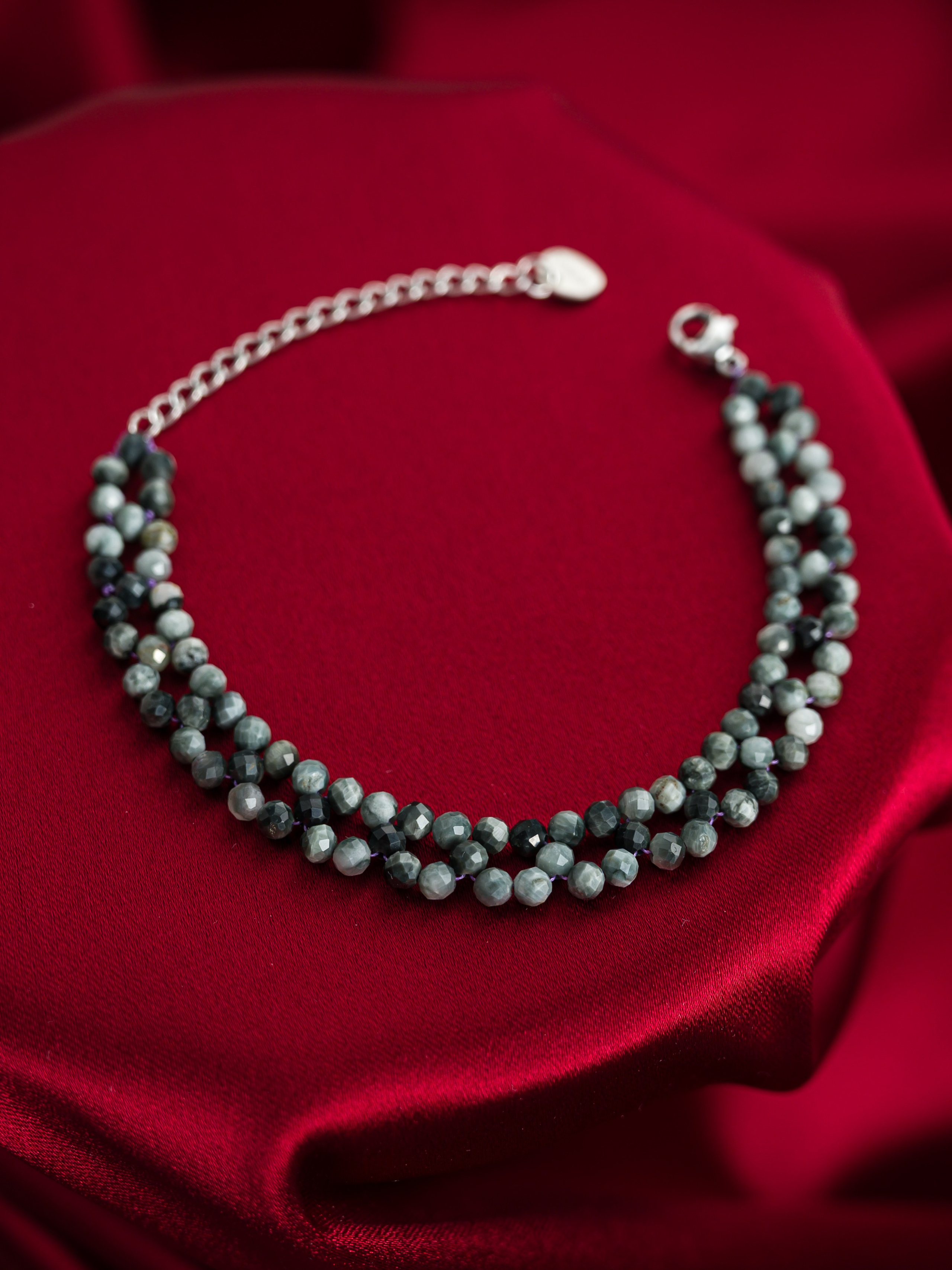 Крупный план авторского украшения, снятого для каталога продукции на Ozon