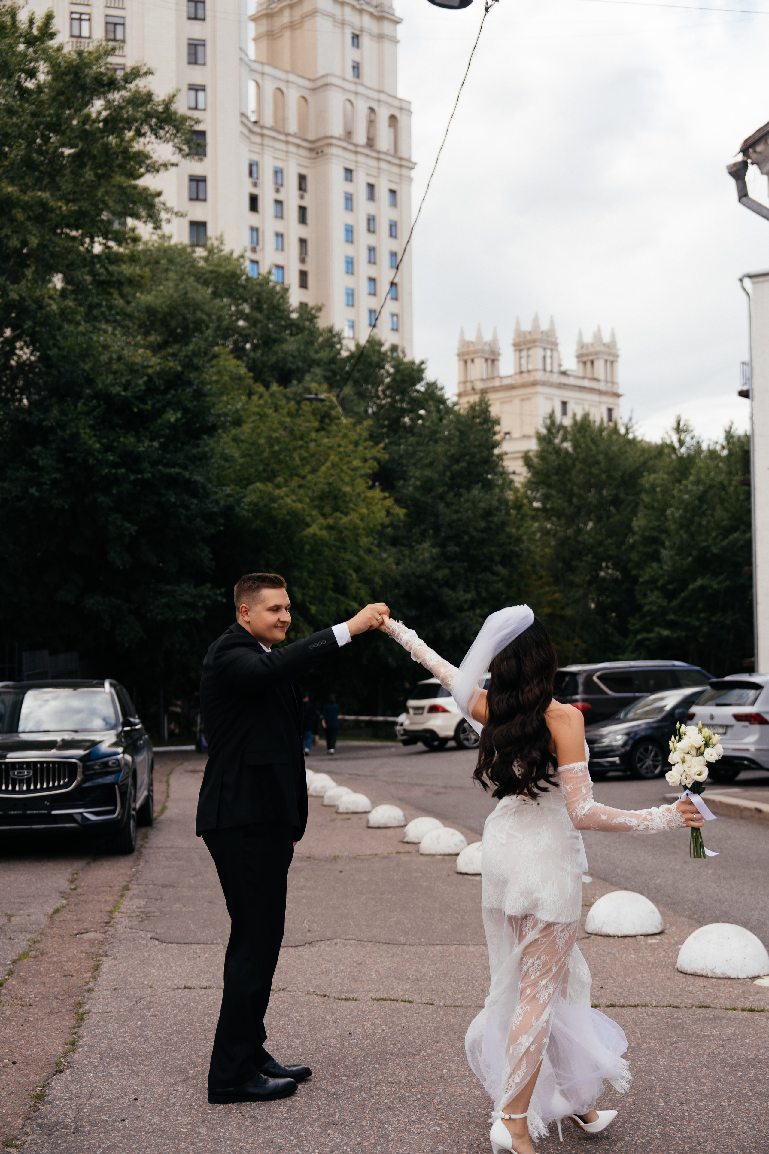 Свадебная фотосессия в Москве у высотки на Котельнической набережной. Свадебный фотограф в Москве Анна Полушина