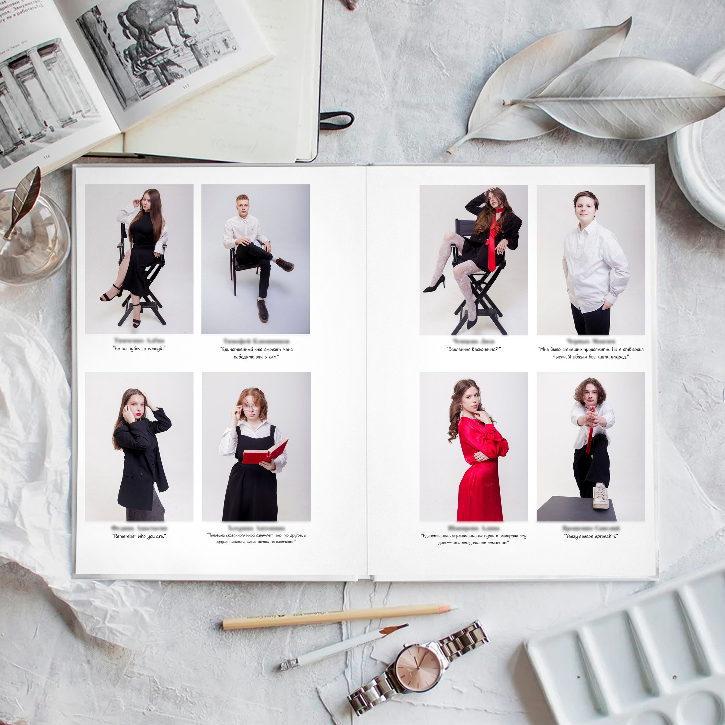 Разворот альбома с фото одноклассников.