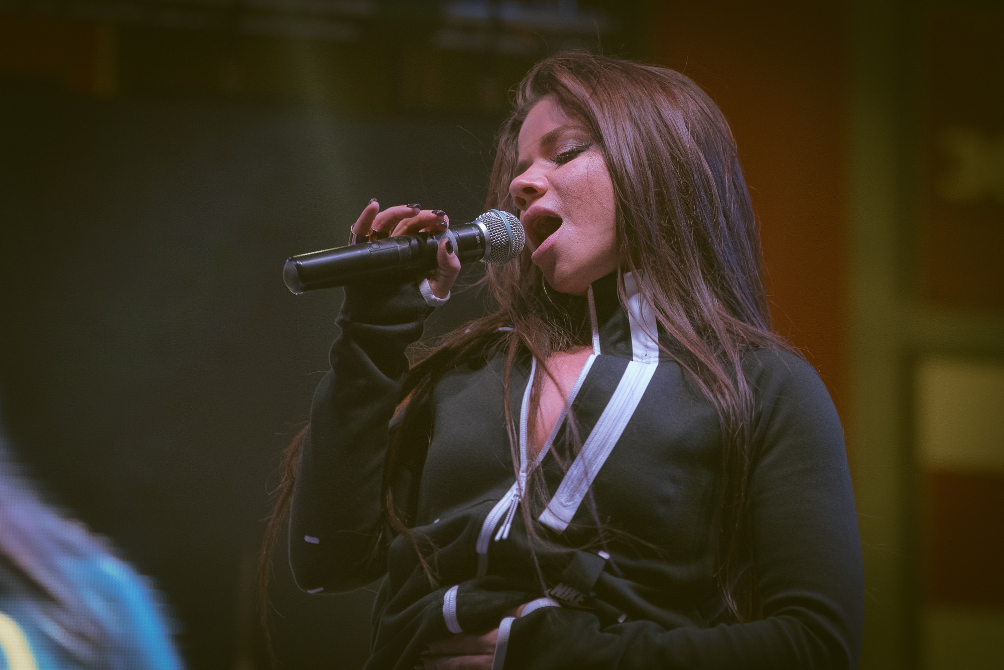 Бьянка в черном костюме