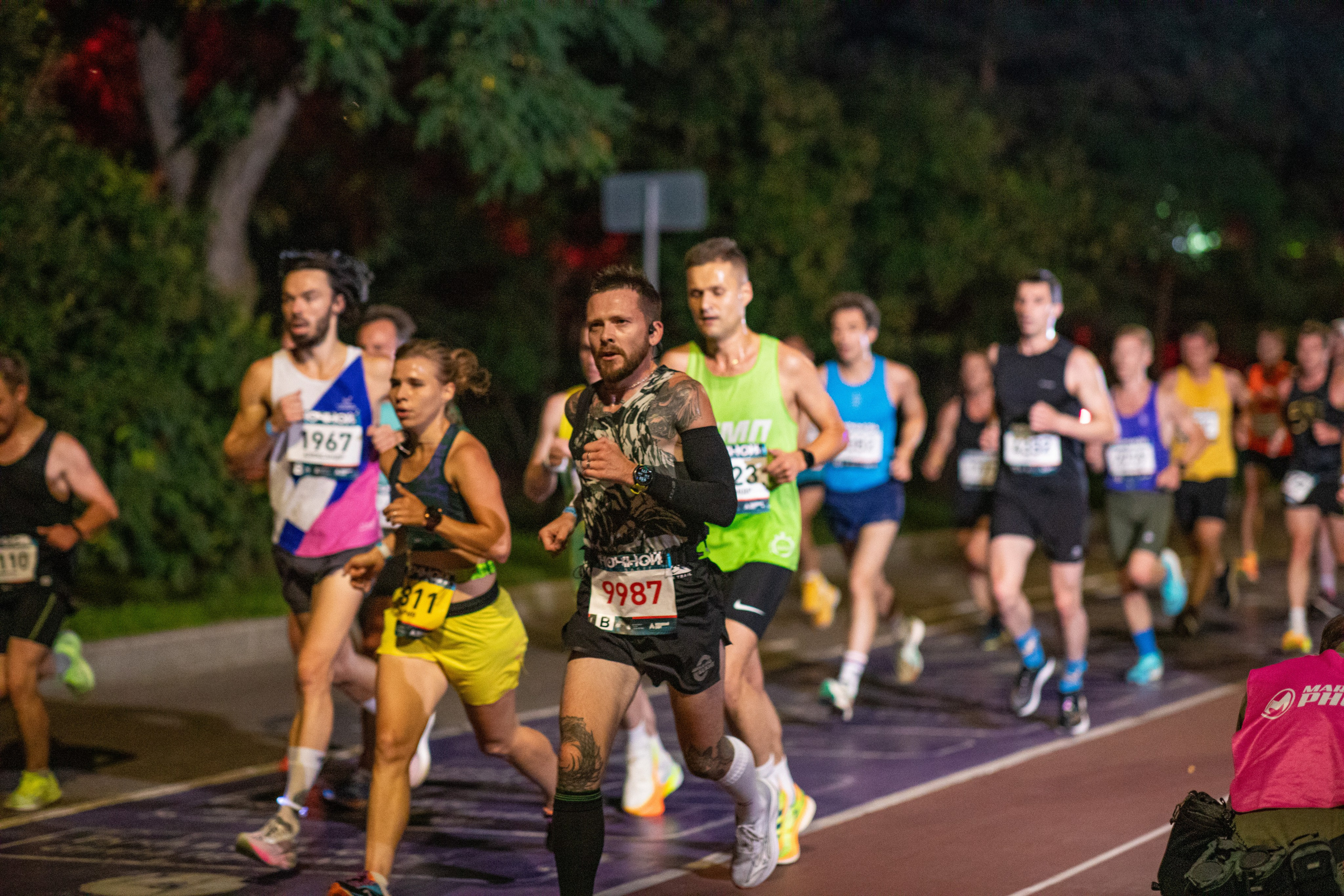 Ночной забег в ленте фотографий бегунов 03.08.24. Фотограф Сергей Ловкий