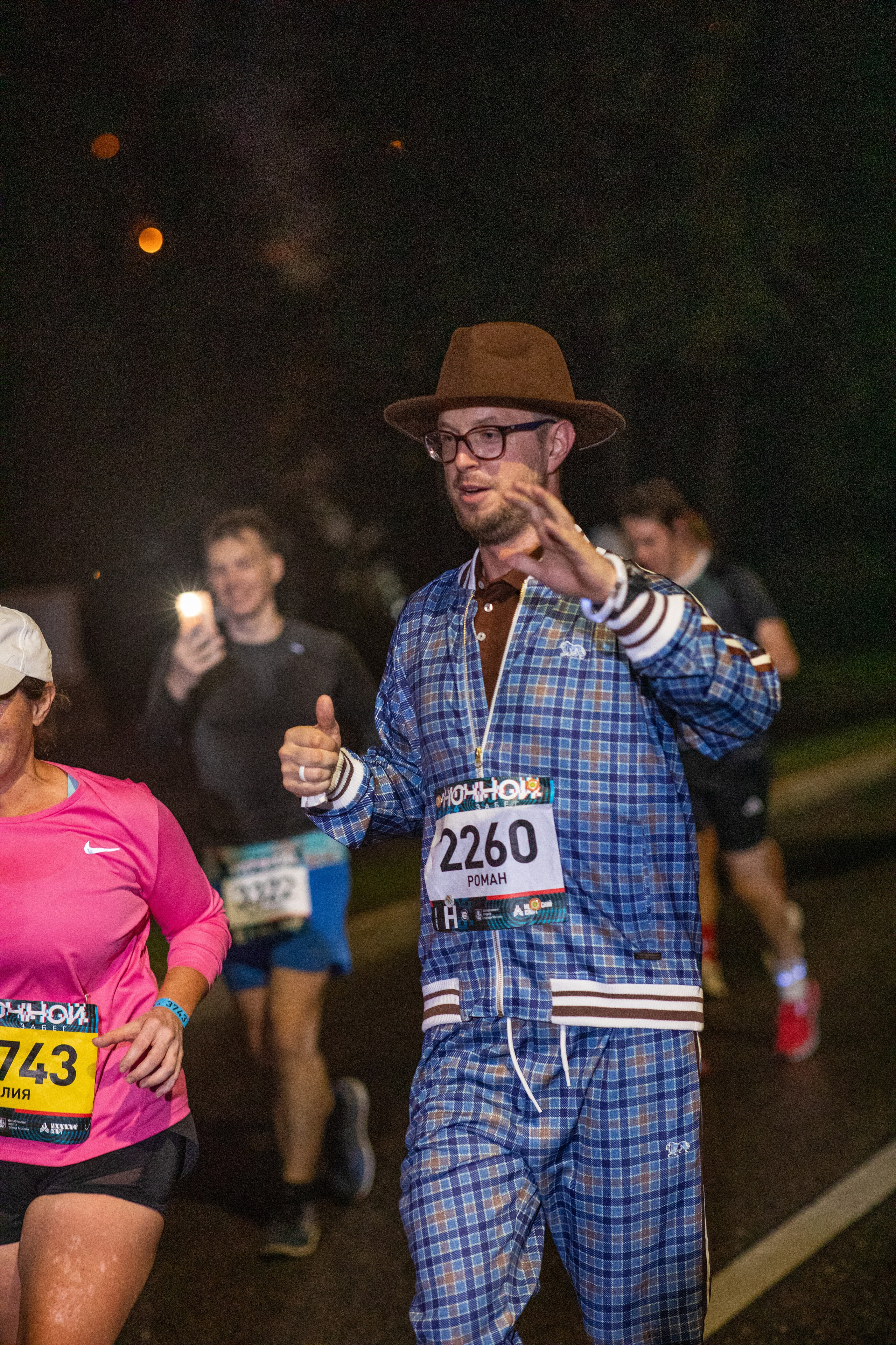 Ночной забег в ленте фотографий бегунов 03.08.24. Фотограф Сергей Ловкий