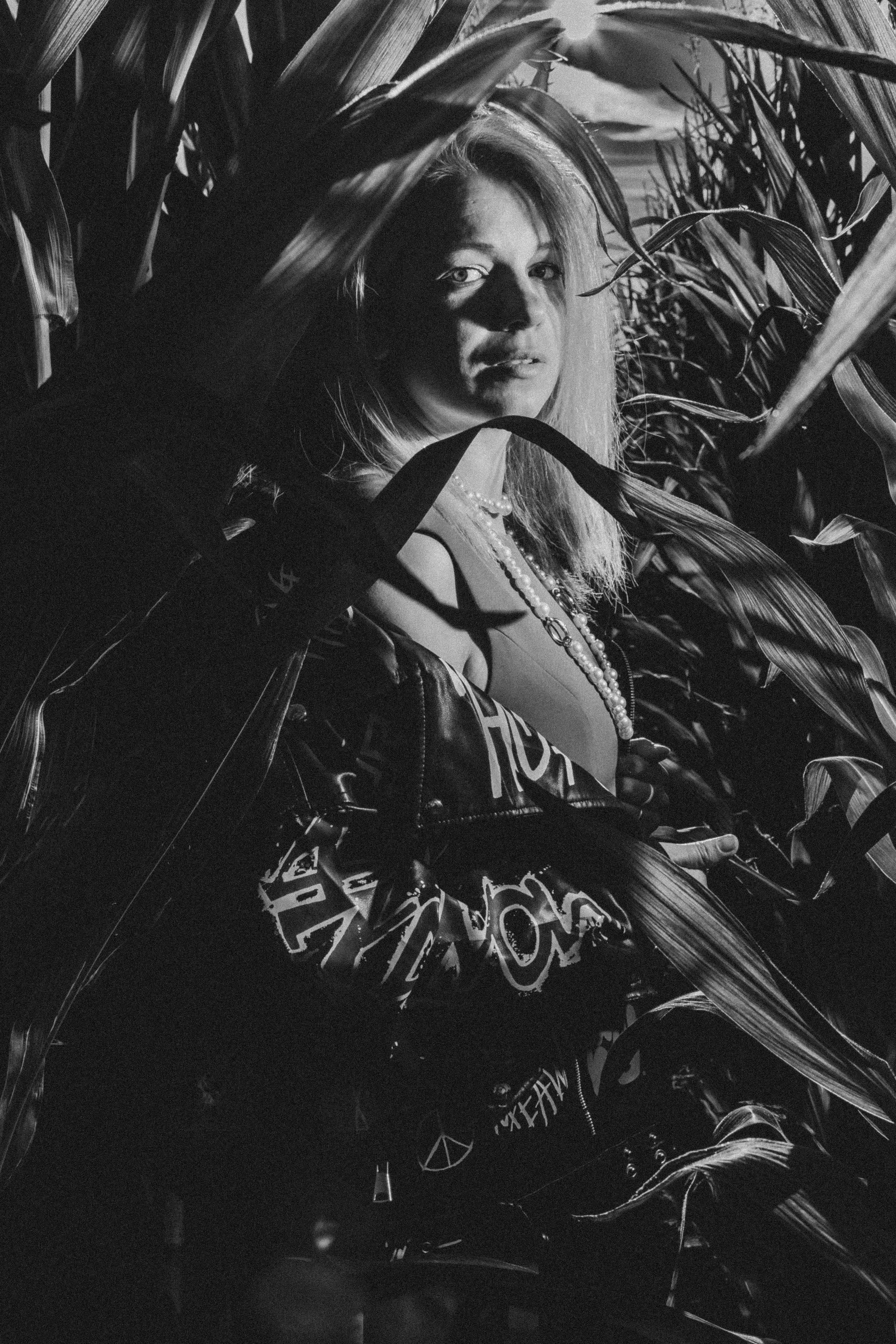 Дерзкая фотосессия девушки в красном в кукурузе