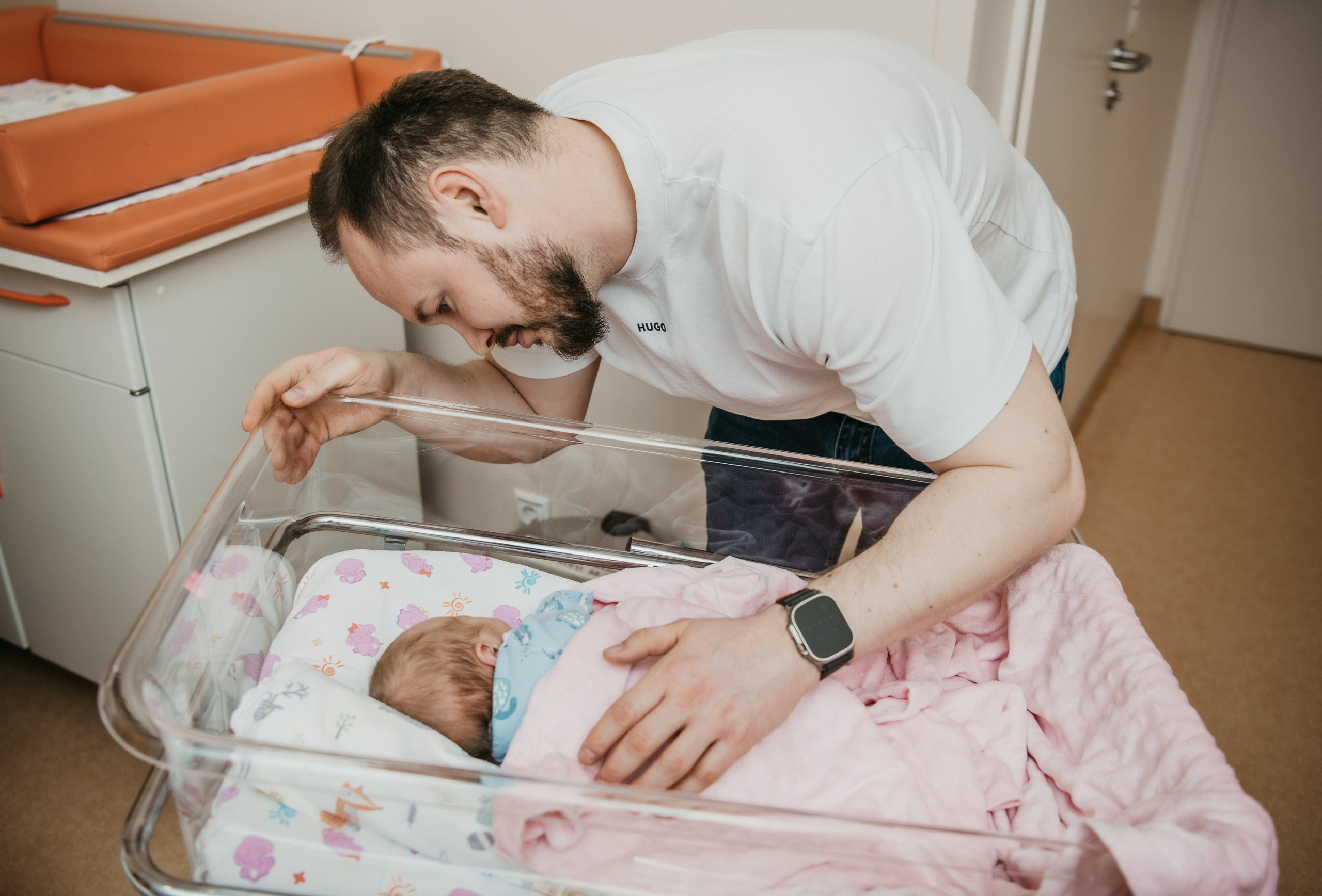 Выписка малышки. Мать и дитя на Севастопольском. Фотограф на выписку из роддома в Москве и МО