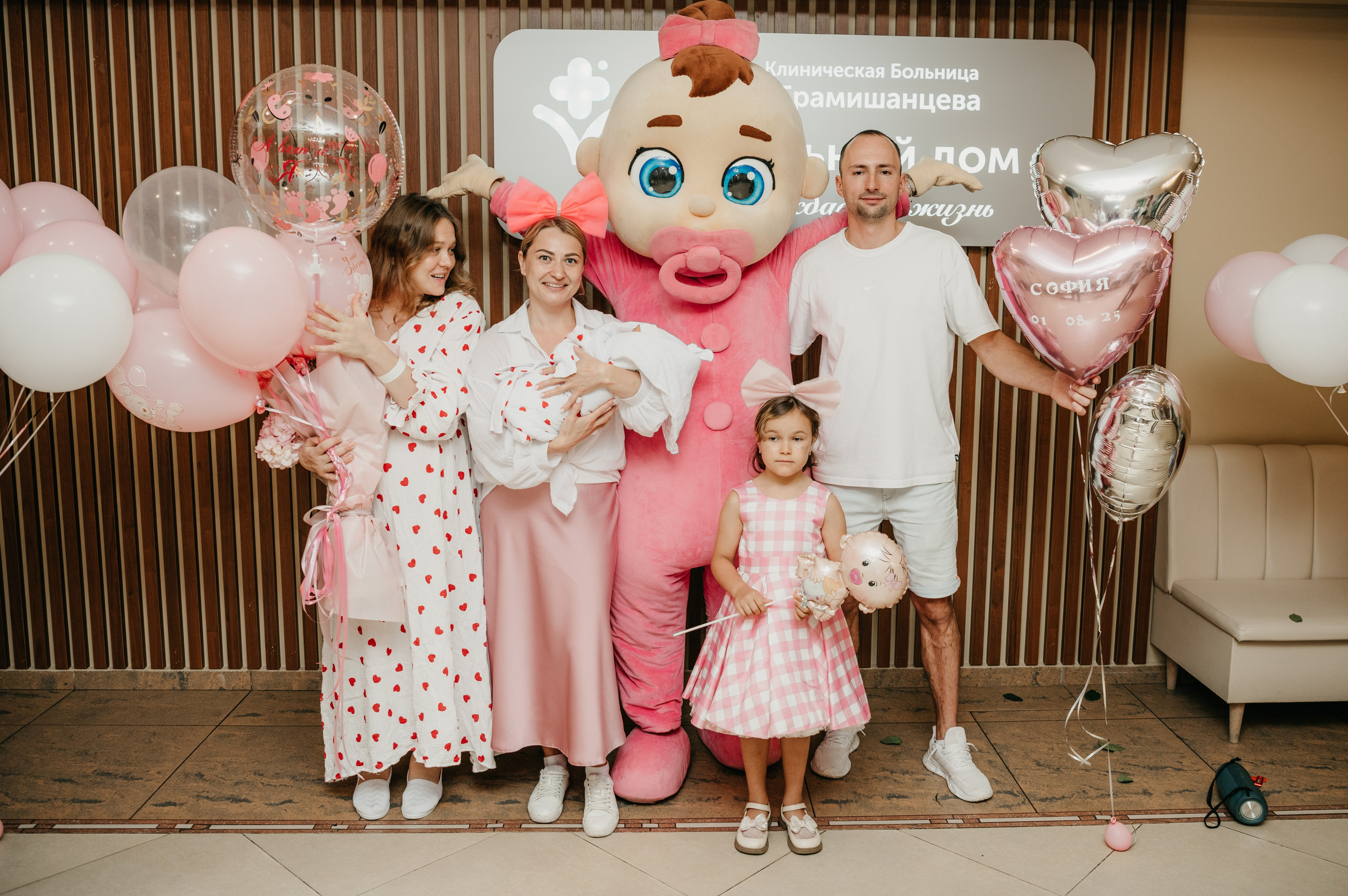 Выписка Софии в ГКБ Ерамишанцева. Фотограф на выписку из роддома в Москве и МО