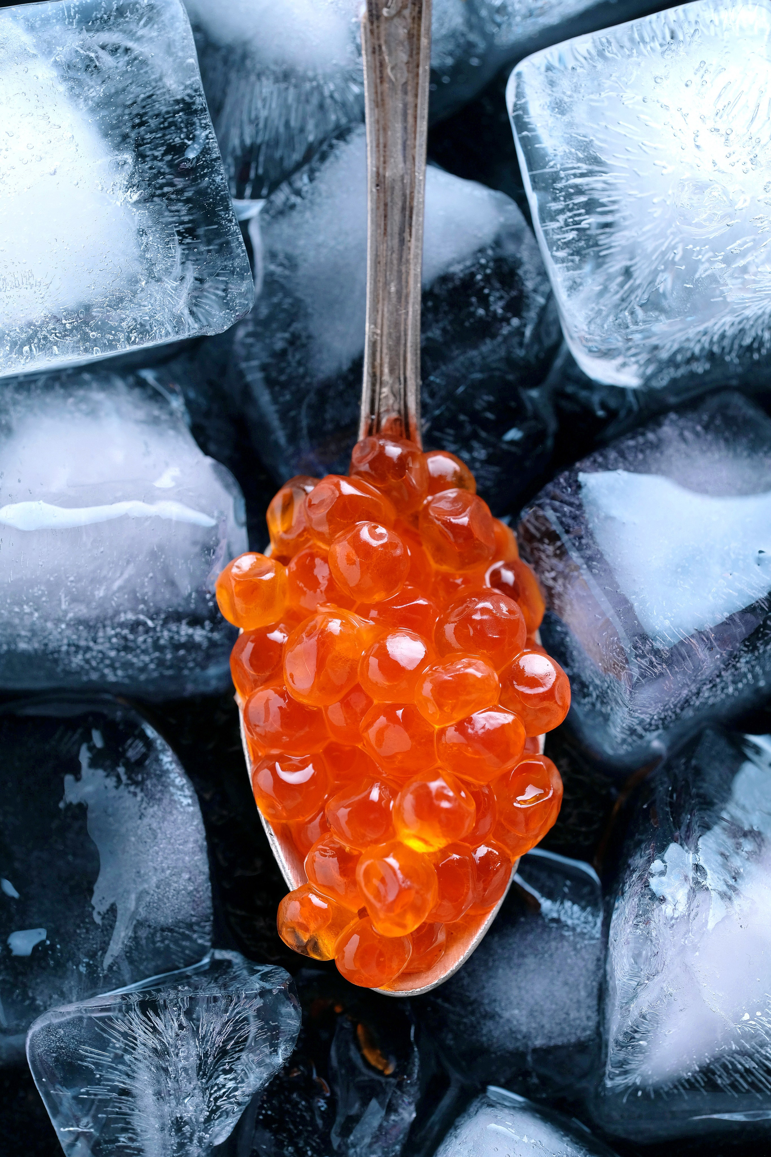 Красная икра в ложке 