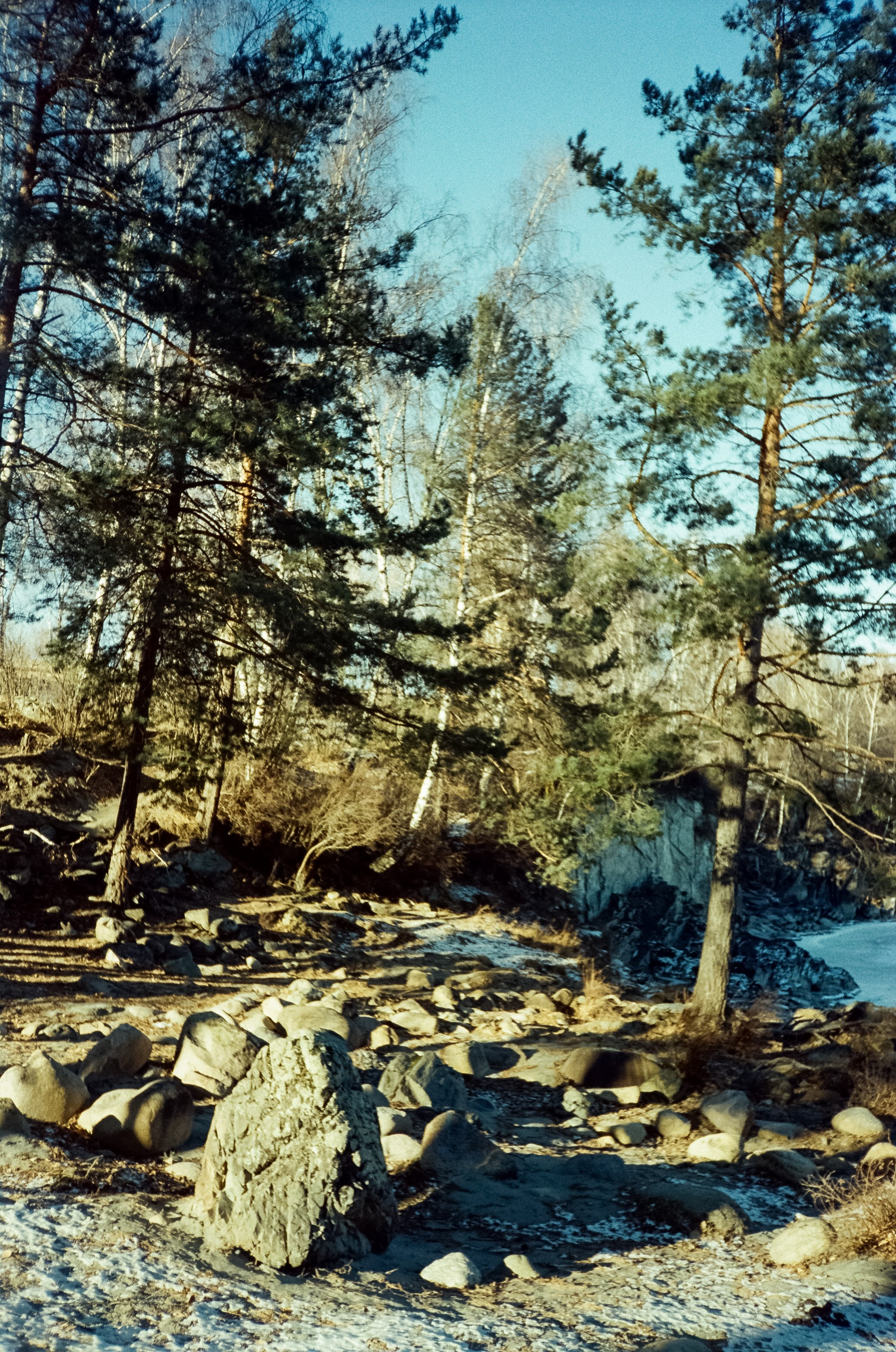 Мост над скалами Зубы Дракона и яркая синева зимней Катуни. Фотограф-документалист Мария Осокина