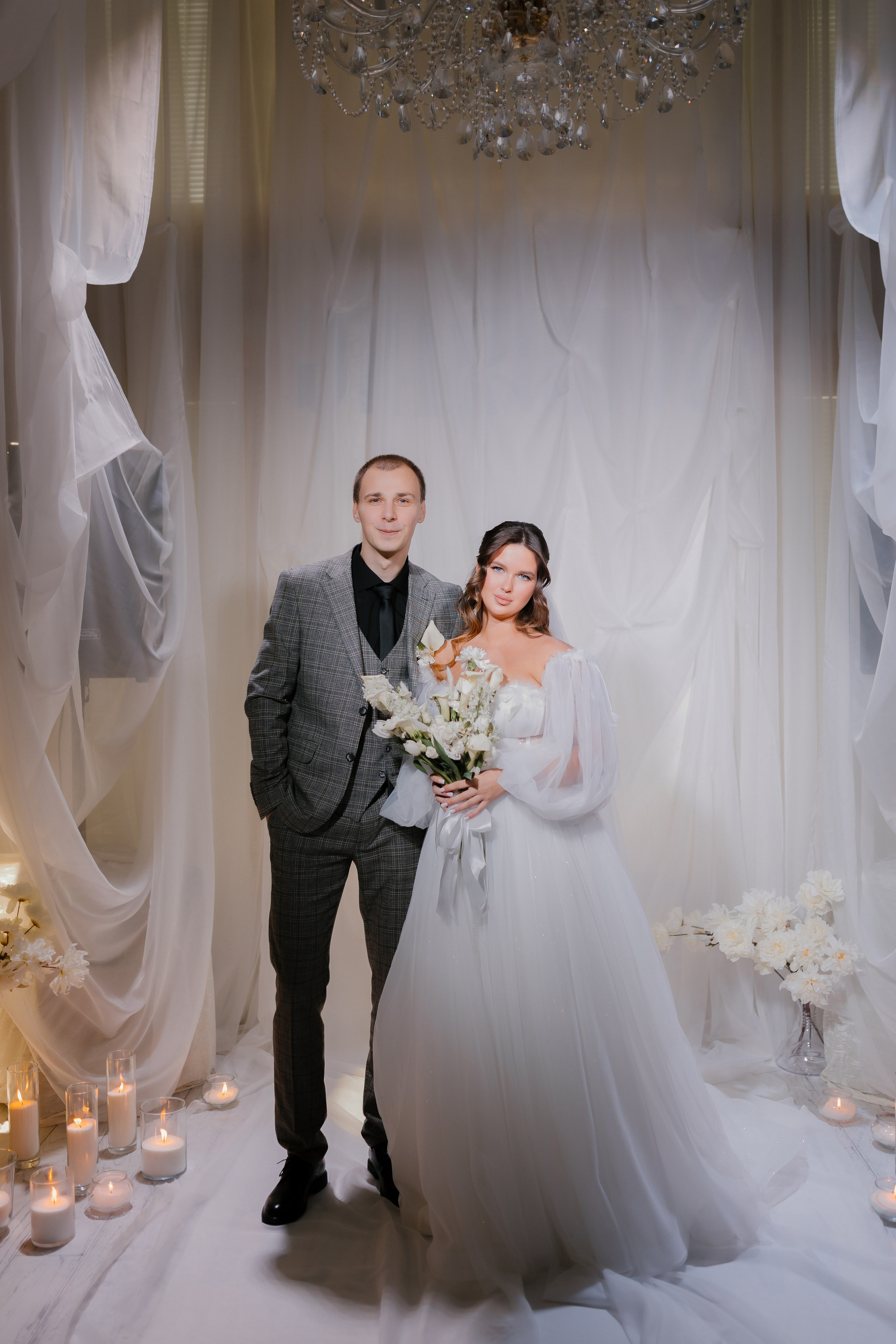 Свет свечей подчеркивает интимность момента