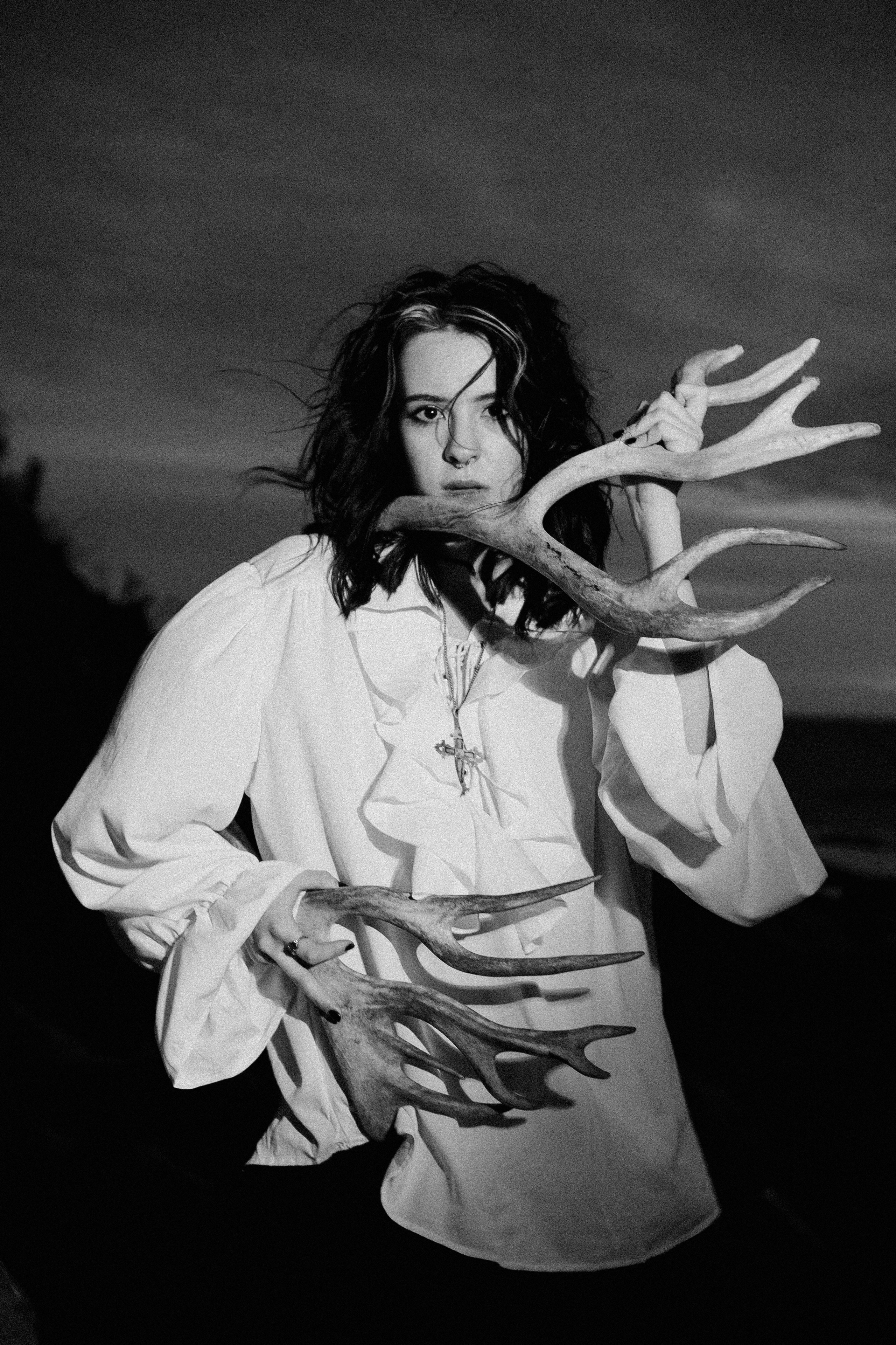 Съёмка у моря с оленьими рогами