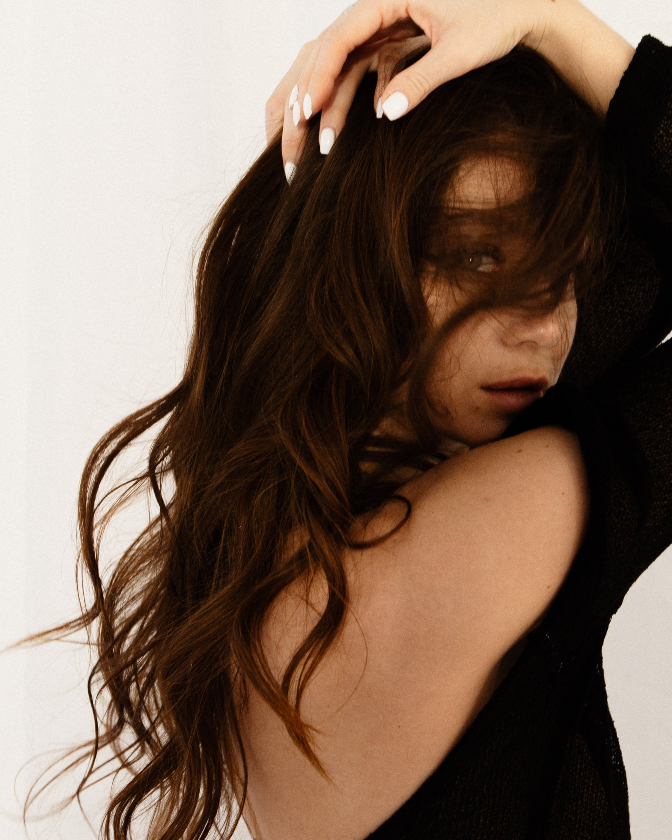 Женский портрет в студии, мягкий свет, естественный макияж, глубокий взгляд, локация с тканями, воздушная светлая локация, фотосессия Новосибирск, женская фотосессия в Новосибирске, женский фотограф, фотосессия в студии, красивая девушка