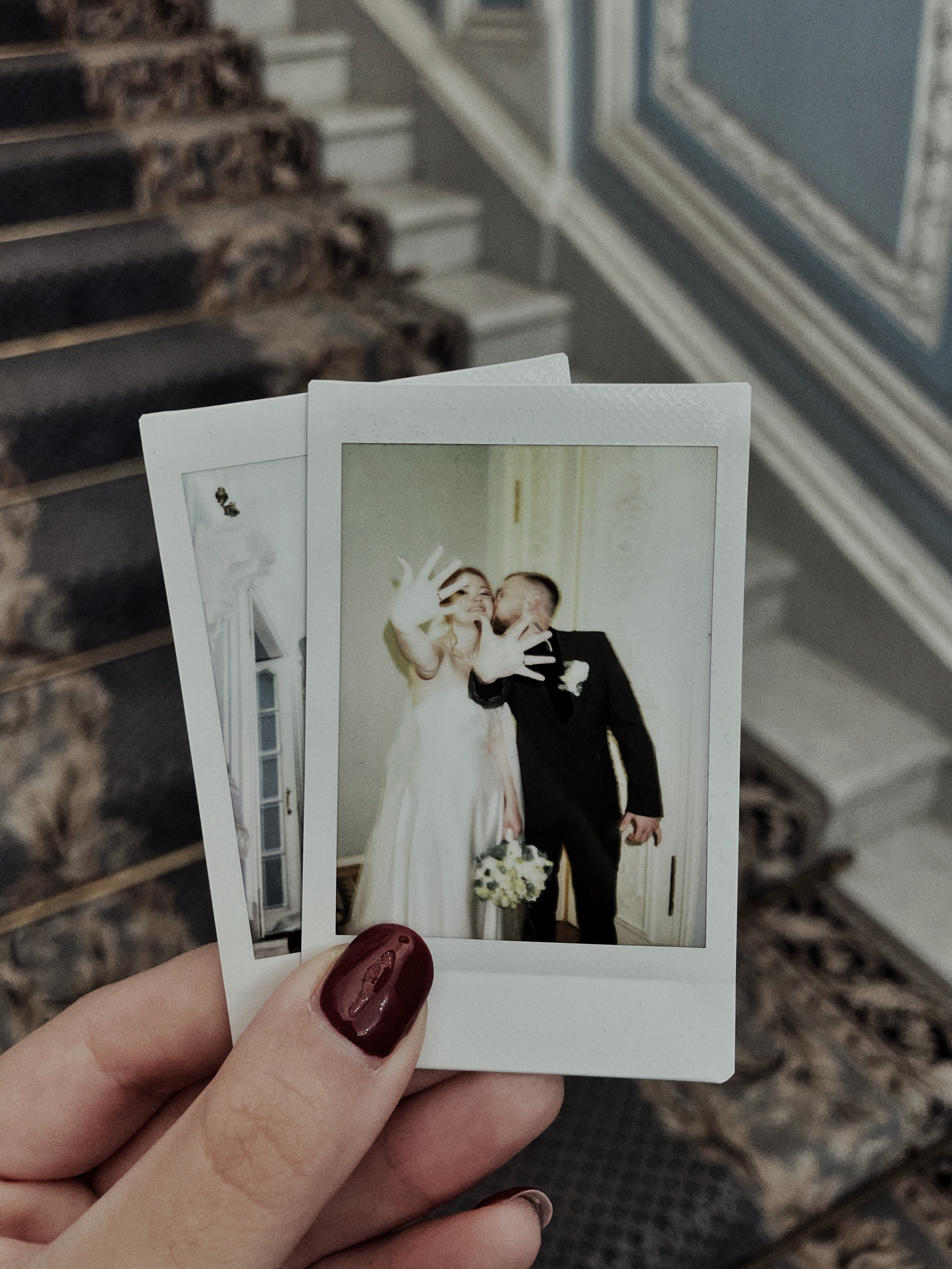 Кадры на инстакс instax моментальная фотография. Фотограф про чувства, моменты, любовь. свадебный и портретный фотограф