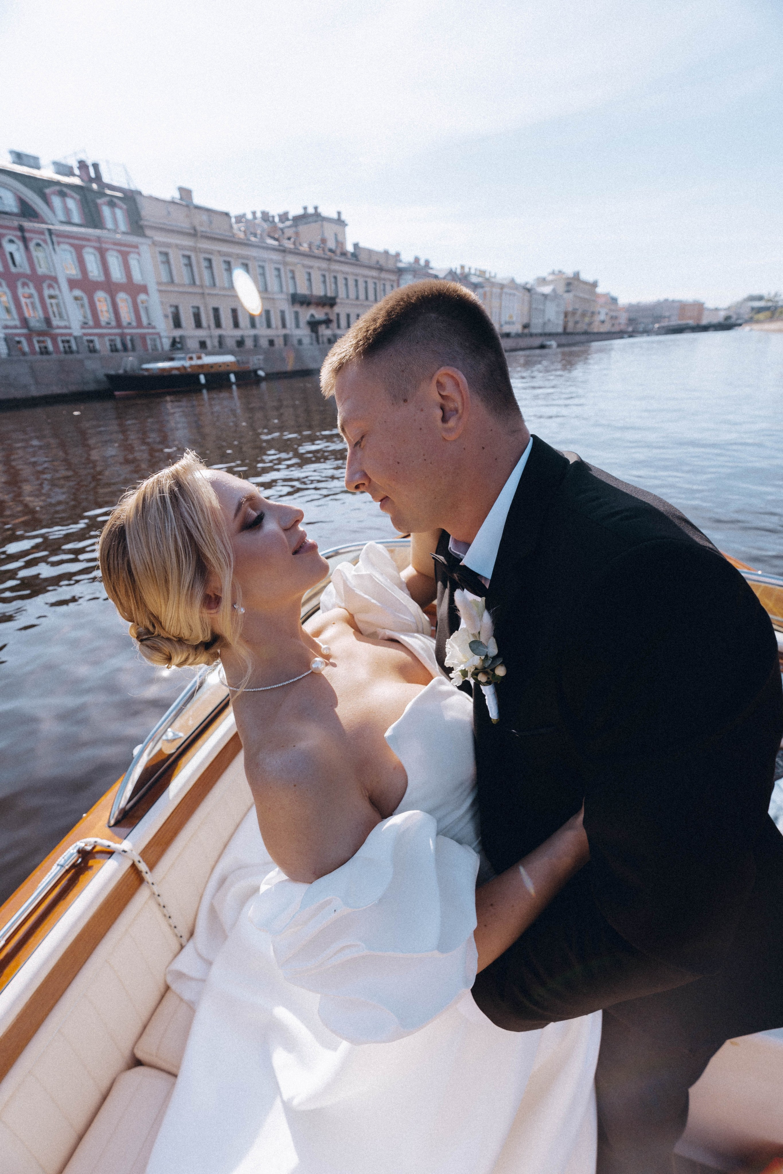 СВАДЕНБНАЯ СЬЕМКА НА КАТЕРЕ ПО КАНАЛАМ САНКТ-ПЕТЕРБУРГА И В АКВАТОРИИ НЕВЫ. Профессиональный фотограф, Санкт-Петербург — Виктория Богомолова