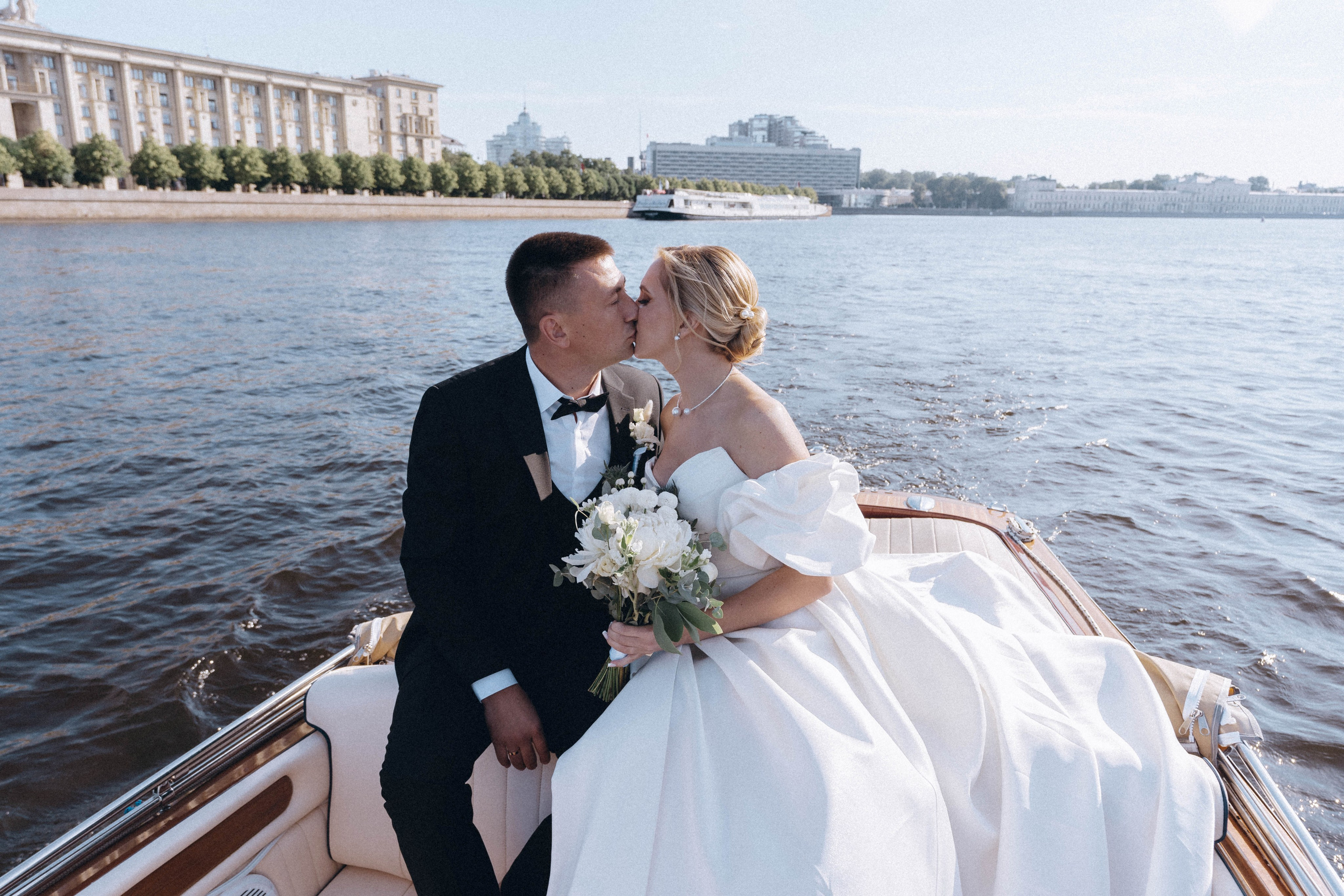 СВАДЕНБНАЯ СЬЕМКА НА КАТЕРЕ ПО КАНАЛАМ САНКТ-ПЕТЕРБУРГА И В АКВАТОРИИ НЕВЫ. Профессиональный фотограф, Санкт-Петербург — Виктория Богомолова