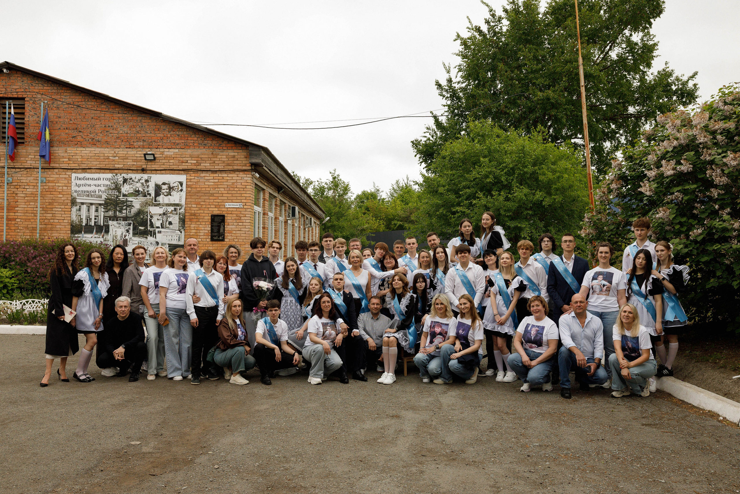 Последний звонок Гимназия Артем. Photoalbum-vl.ru