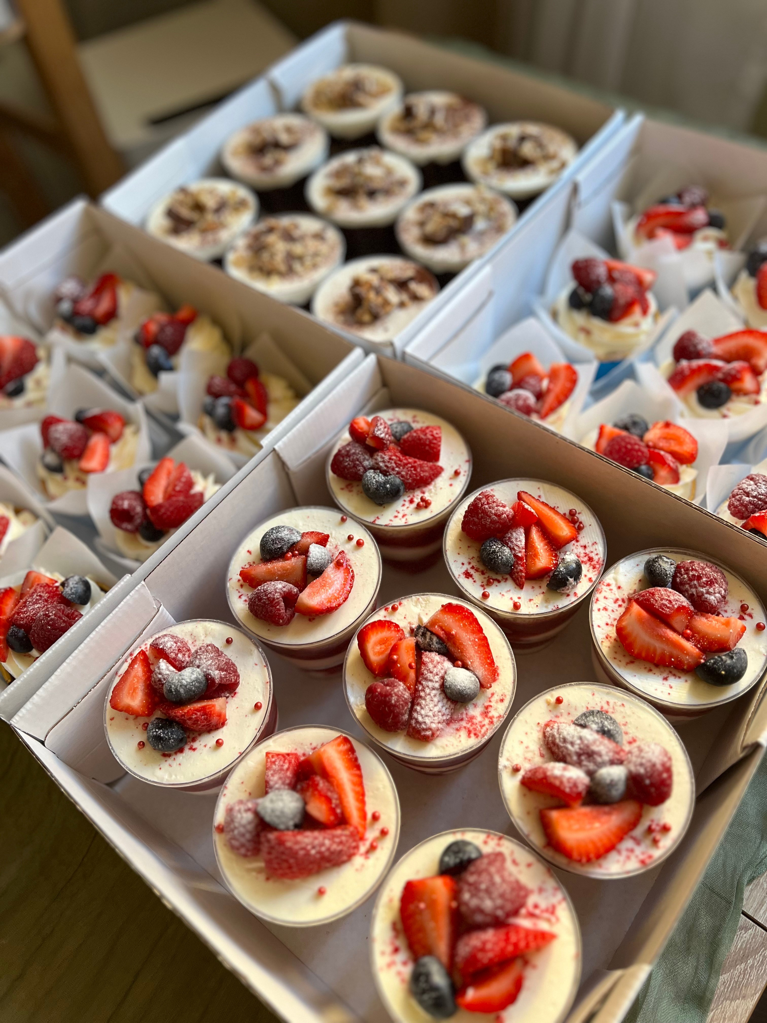 Торты и десерты. Выездной кейтеринг, съедобные букеты, торты и сладости на заказ