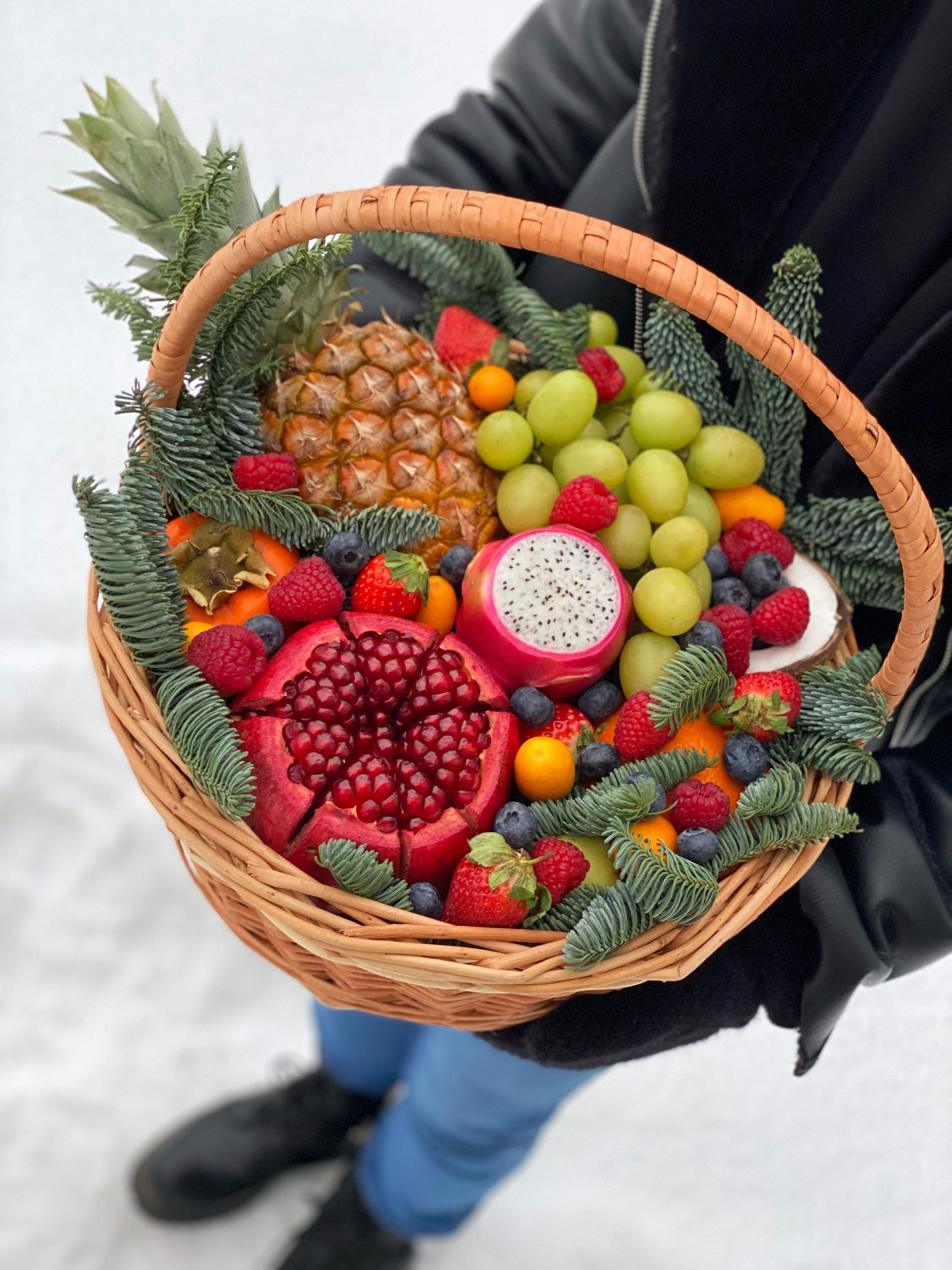 Корзины. Выездной кейтеринг, съедобные букеты, торты и сладости на заказ