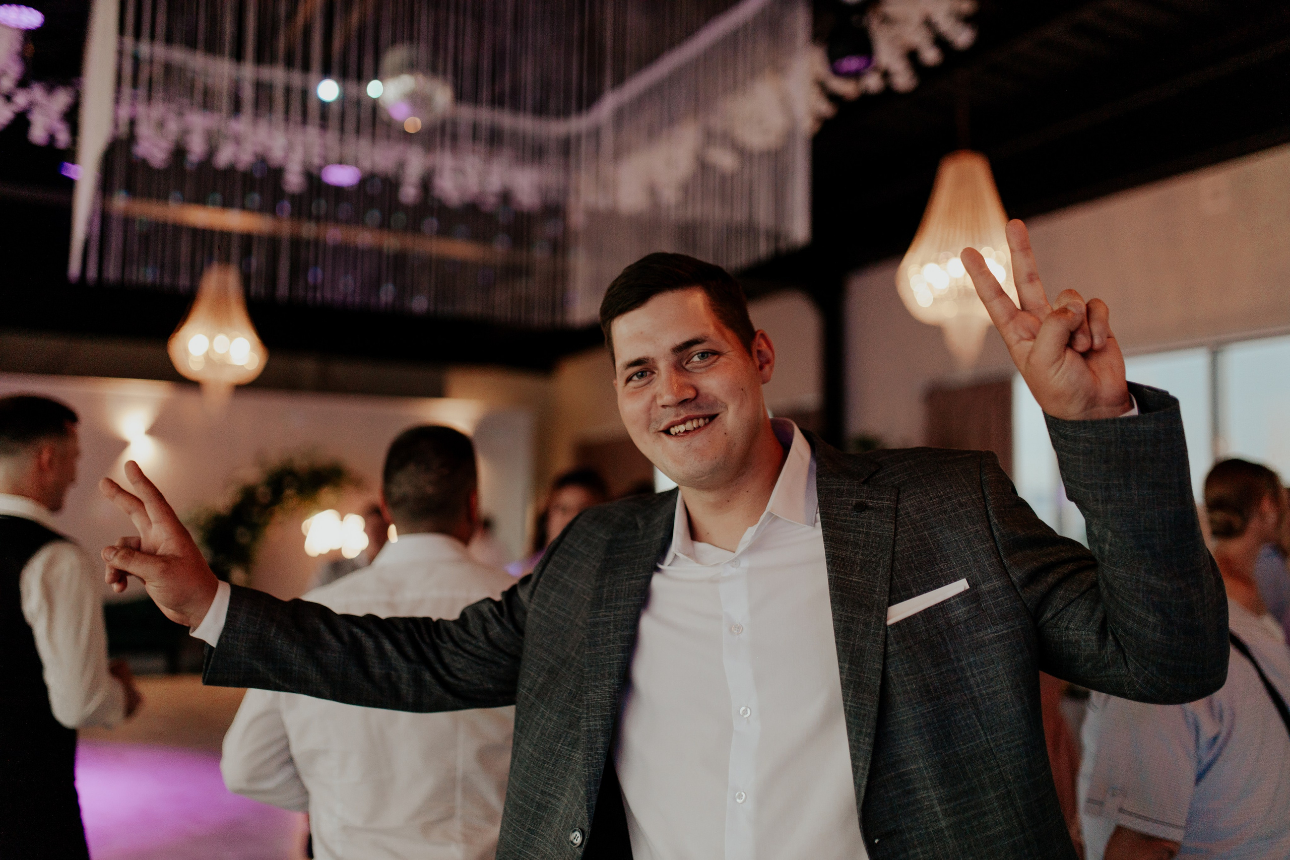 Друзья жениха смеются в тёплой атмосфере праздника — душевная встреча