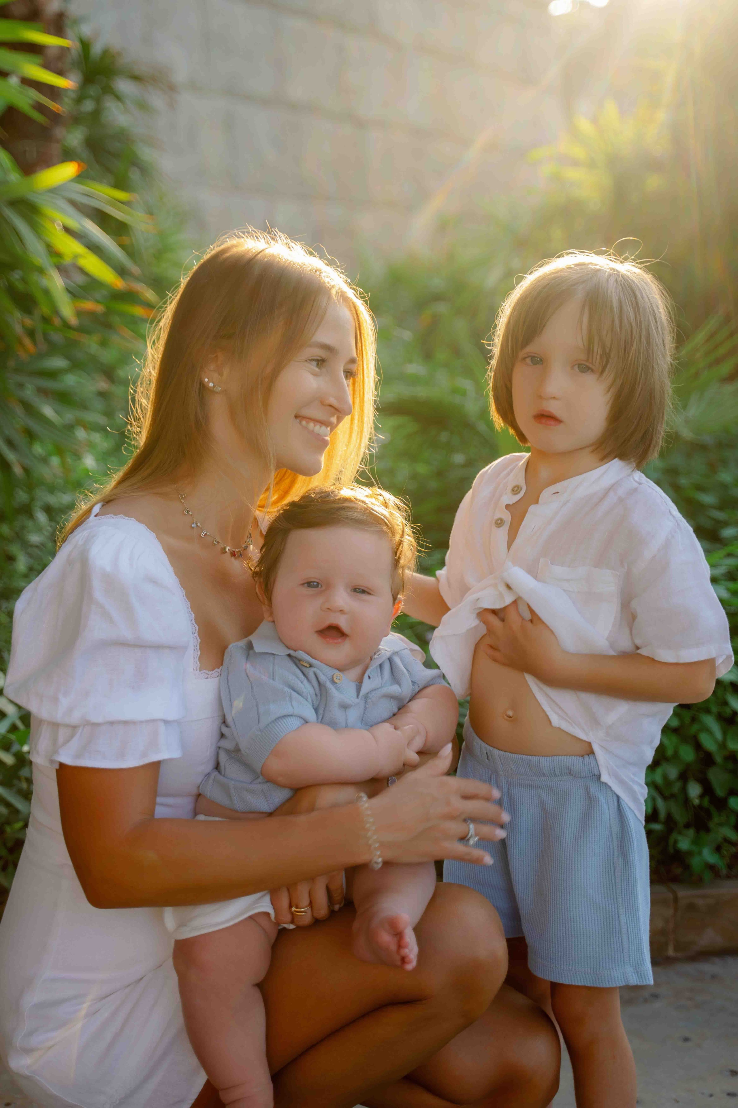 Фотосессия большой семьи в светлых тонах в зелени. Фотограф и видеограф в Москве и Абу Даби Мария Кулагина