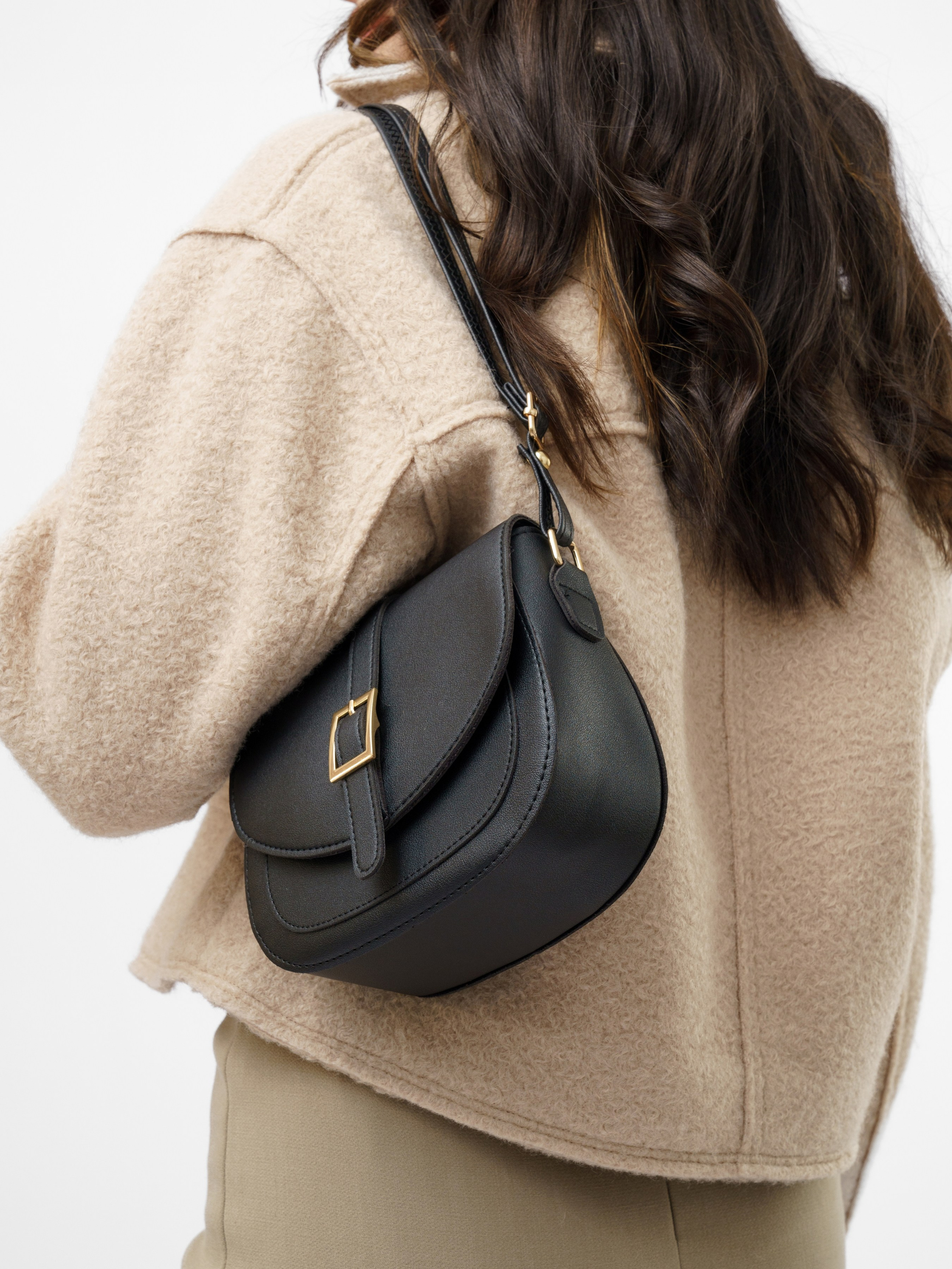 Съемка сумок со стилистом. KED Production — продакшн из СПб. Создаём фото, видео и контент, который помогает брендам и селлерам продавать больше