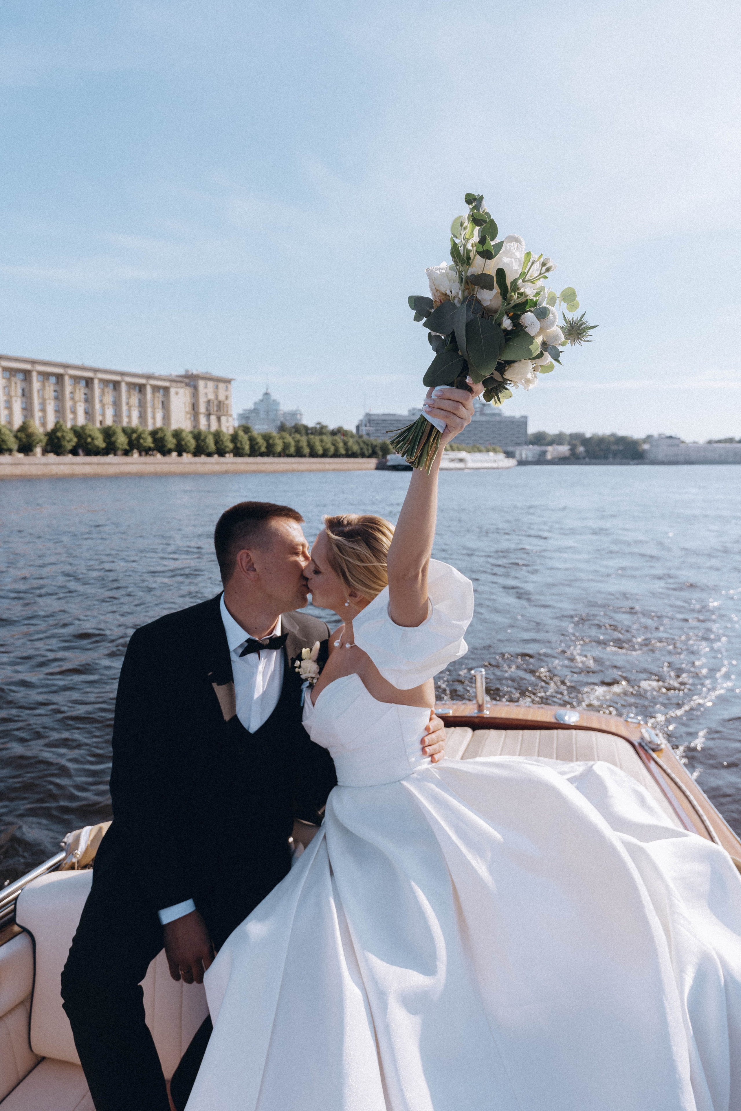 СВАДЕНБНАЯ СЬЕМКА НА КАТЕРЕ ПО КАНАЛАМ САНКТ-ПЕТЕРБУРГА И В АКВАТОРИИ НЕВЫ. Профессиональный фотограф, Санкт-Петербург — Виктория Богомолова