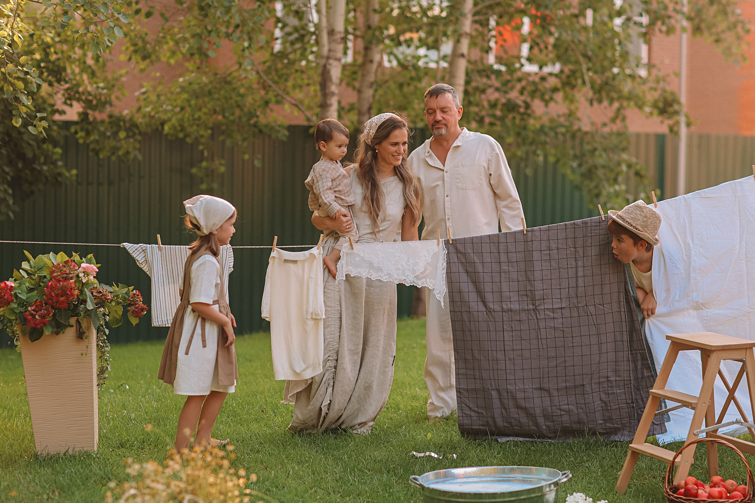 Стирка у дома. Семейный фотограф Тюмень, фотограф на роды Салмина Мария