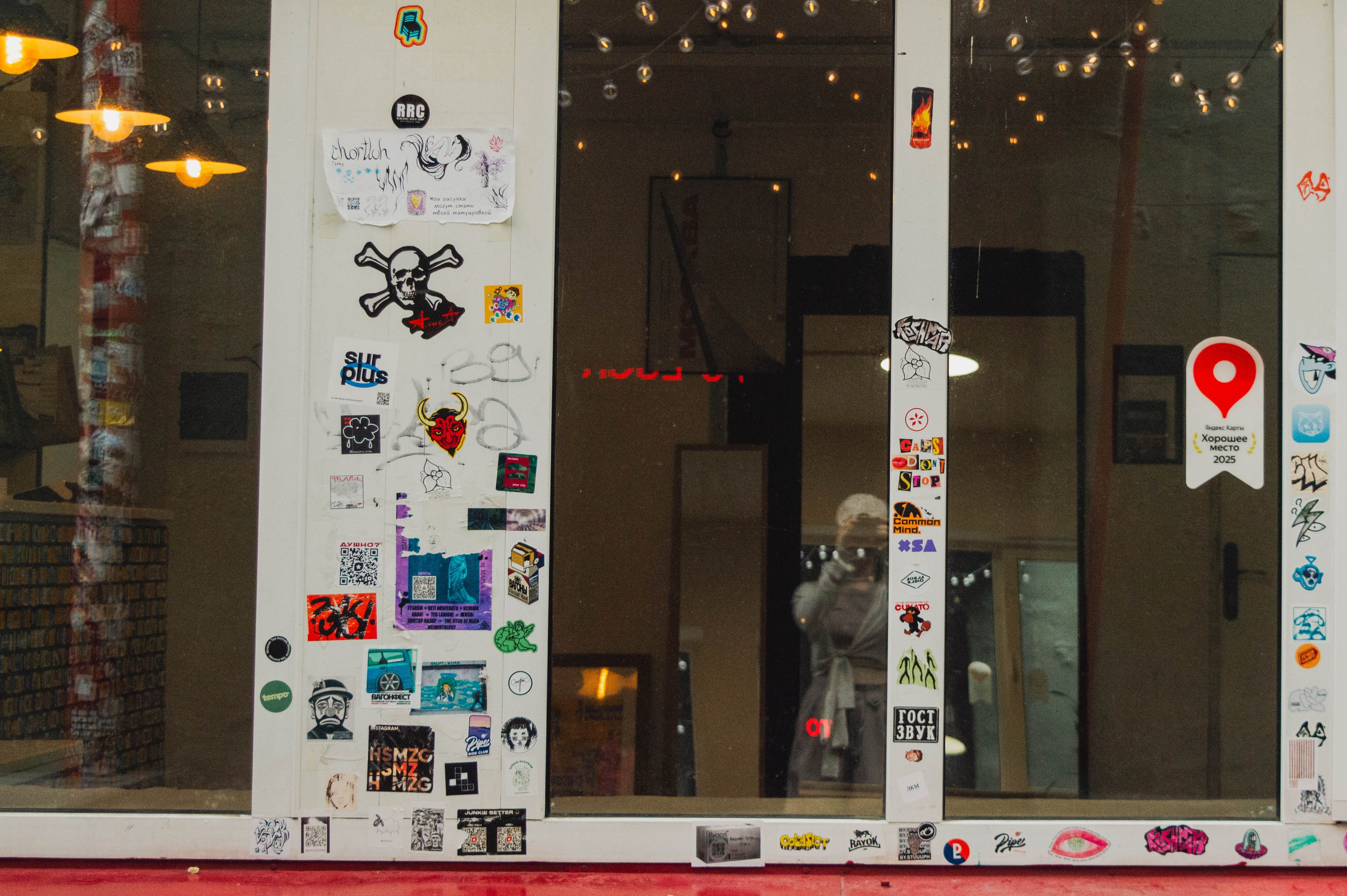 Типология «Стикербомбинг в городе». Фотограф Анастасия Лощакова в Москве