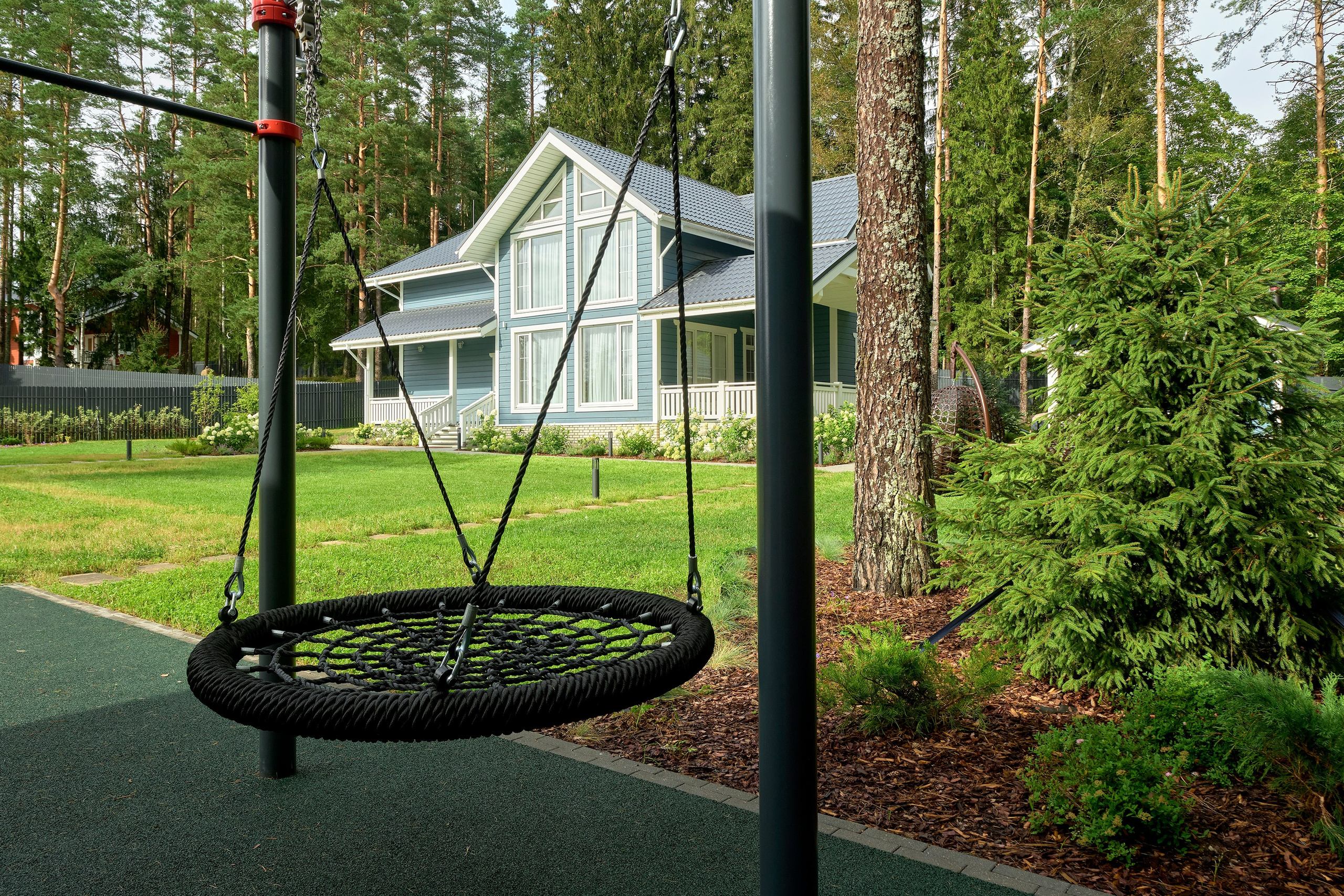 Фотосъемка реализованного проекта частного сада в Заполье для ландшафтной студии Хвоя. Фотограф Наталья Соловьева